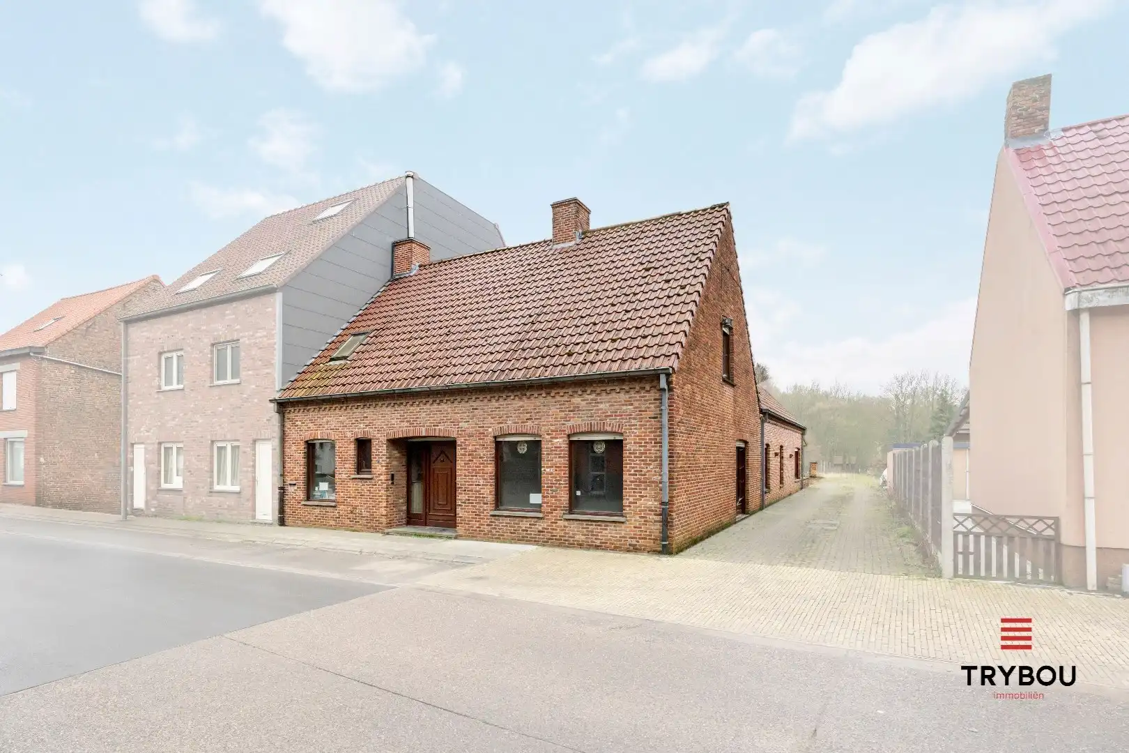 Hoofdfoto van de publicatie: Ruime woning op ruim perceel grond in Centrum Houthulst