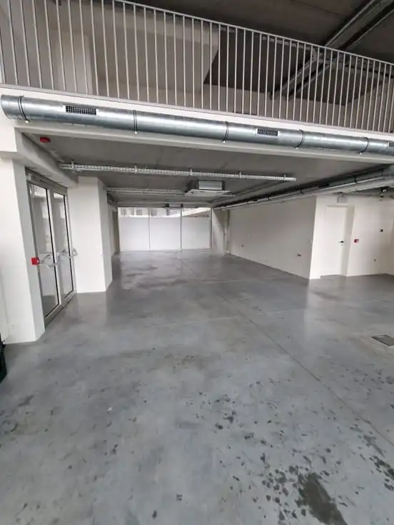 200 m² commerciële ruimte met mezzanine in hartje Merchtem – toplocatie met visibiliteit foto 6