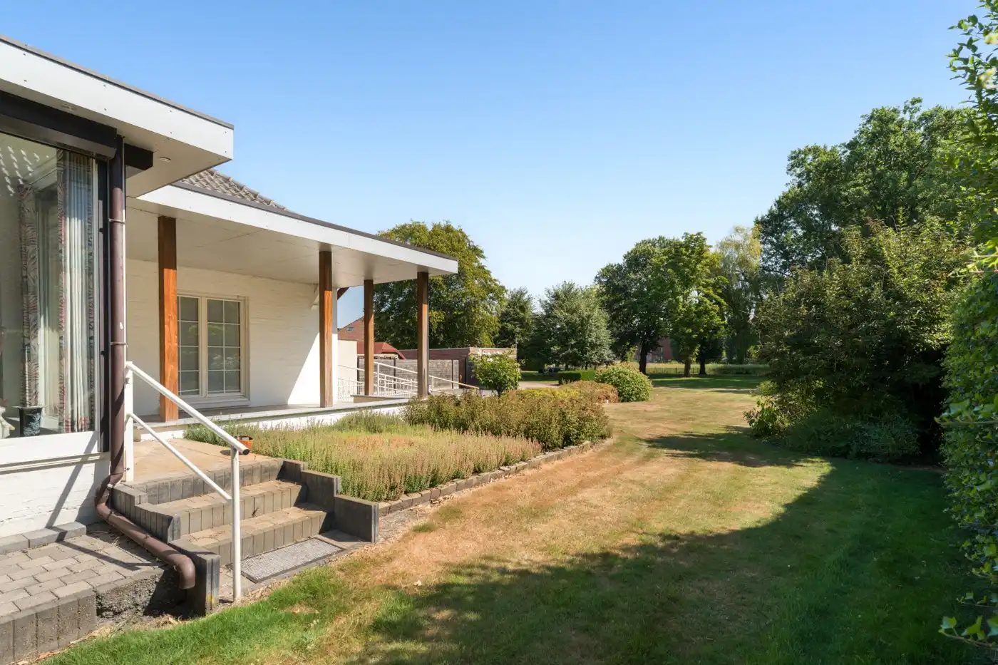Vrijstaande laagbouwwoning met 3 slpk., garage en prachtige tuin foto 25