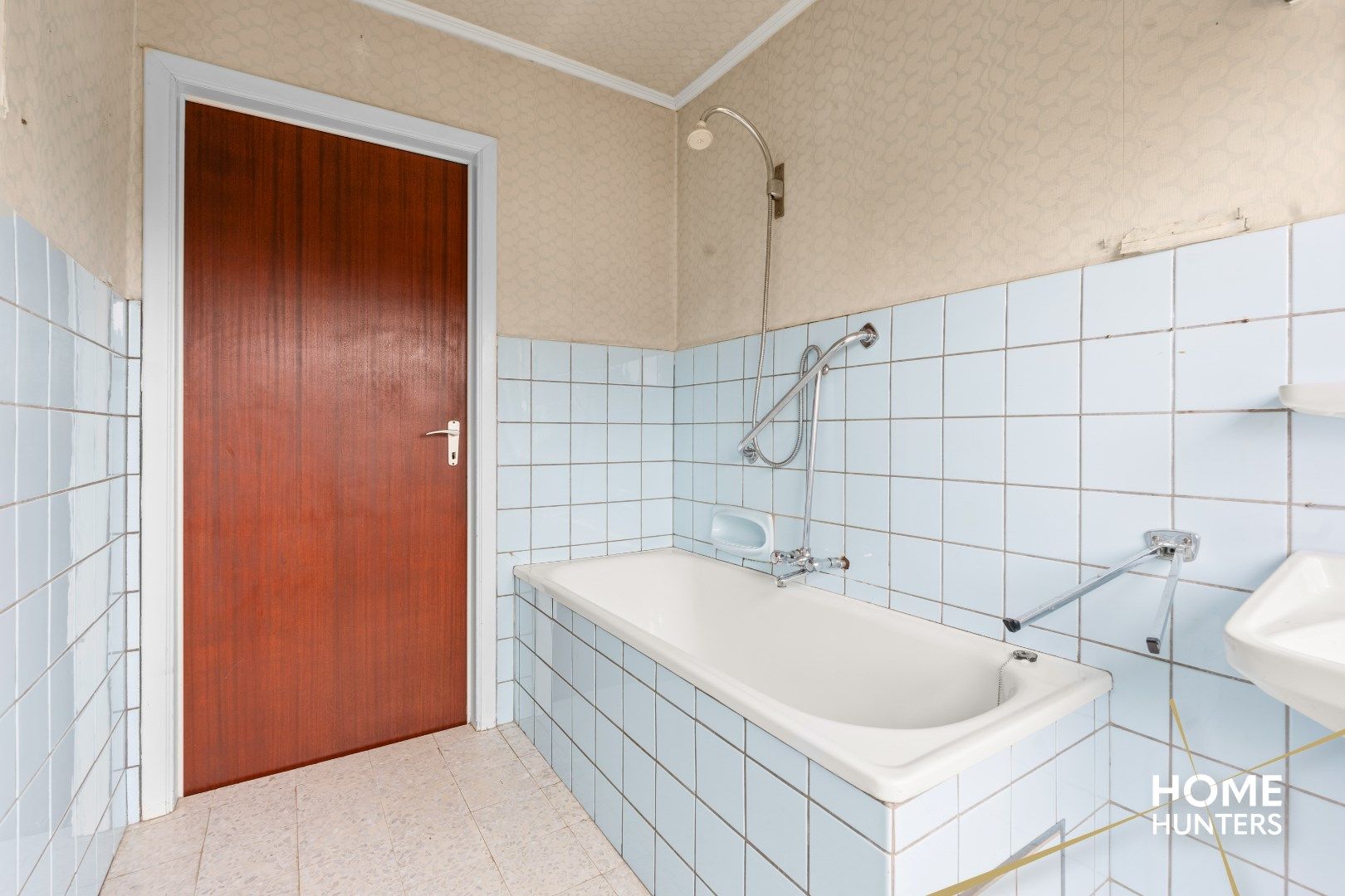 Te renoveren halfopen woning met 4 slaapkamers, 2 garages en veel potentieel te Ieper foto 16