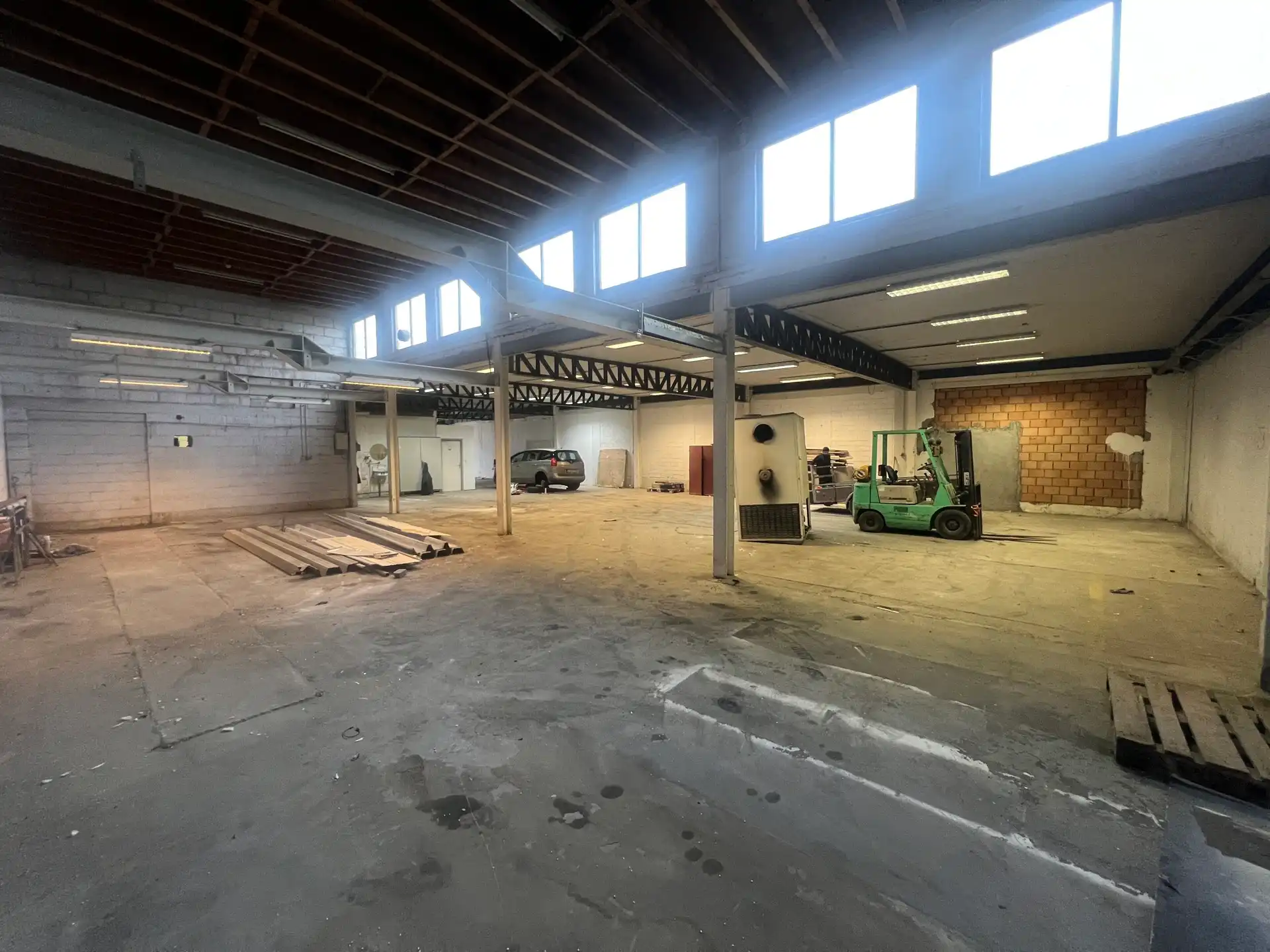 BEDRIJFSGEBOUW VAN 430M² MET KANTOREN  foto {{pictureIndex}}