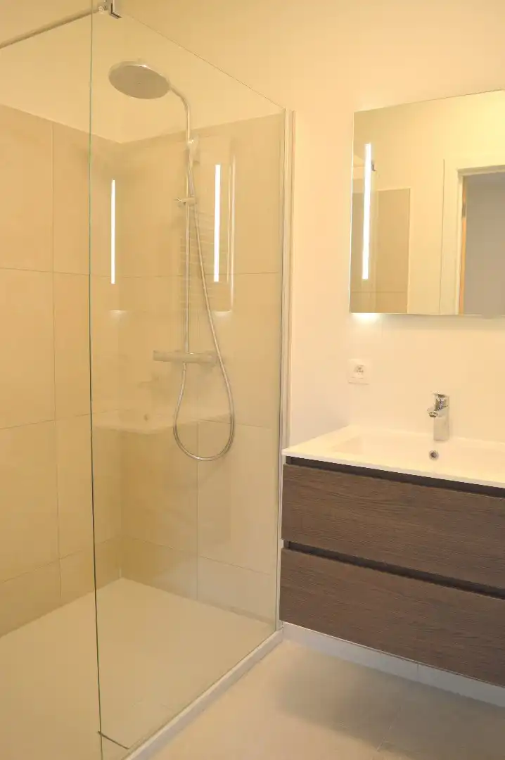 Recent appartement te koop in Kortrijk met frontaal zicht op de Leie foto 9