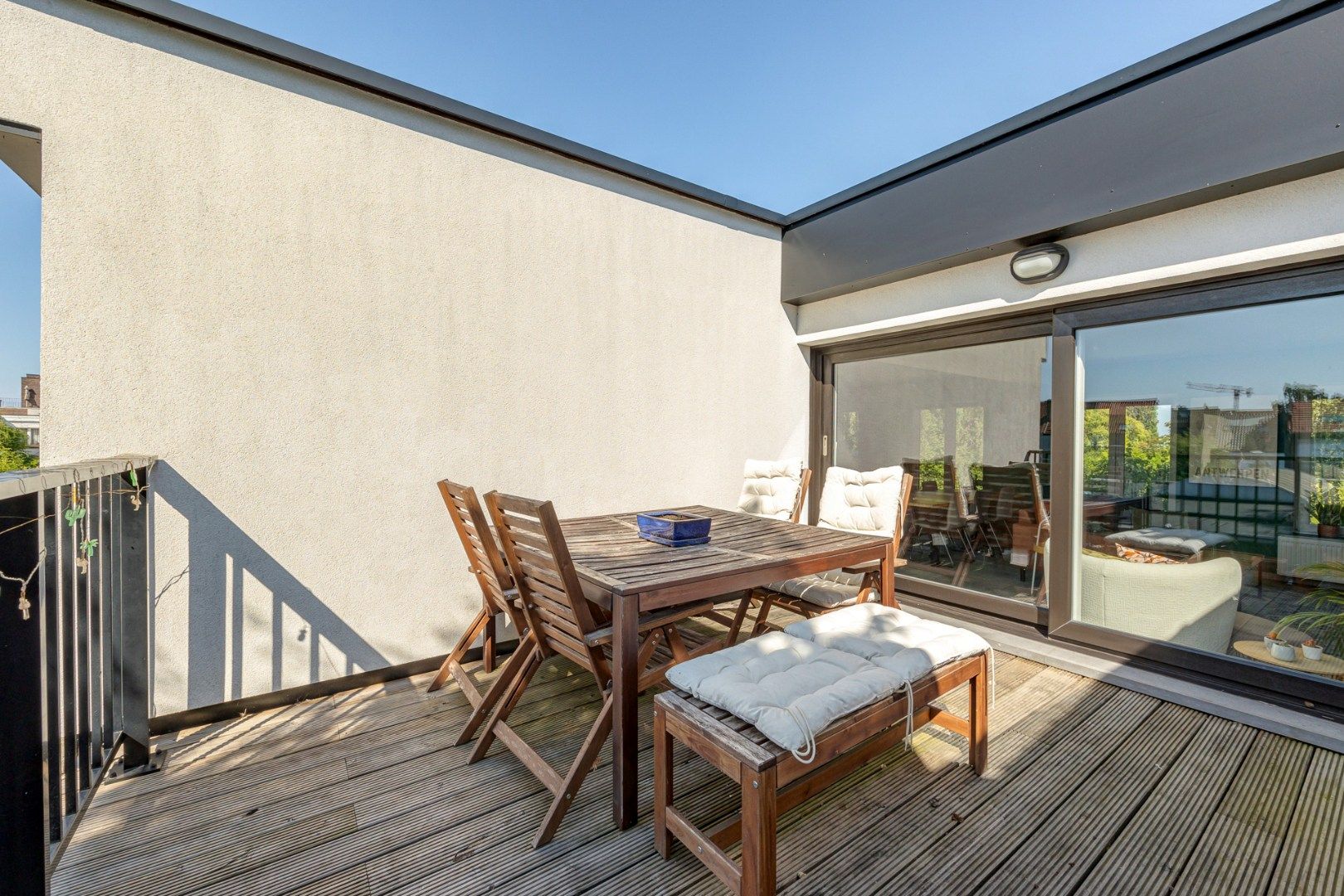 Gerenoveerd (2017) 2-slaapkamer appartement (112m²) met terras en autostaanplaats!  foto 2