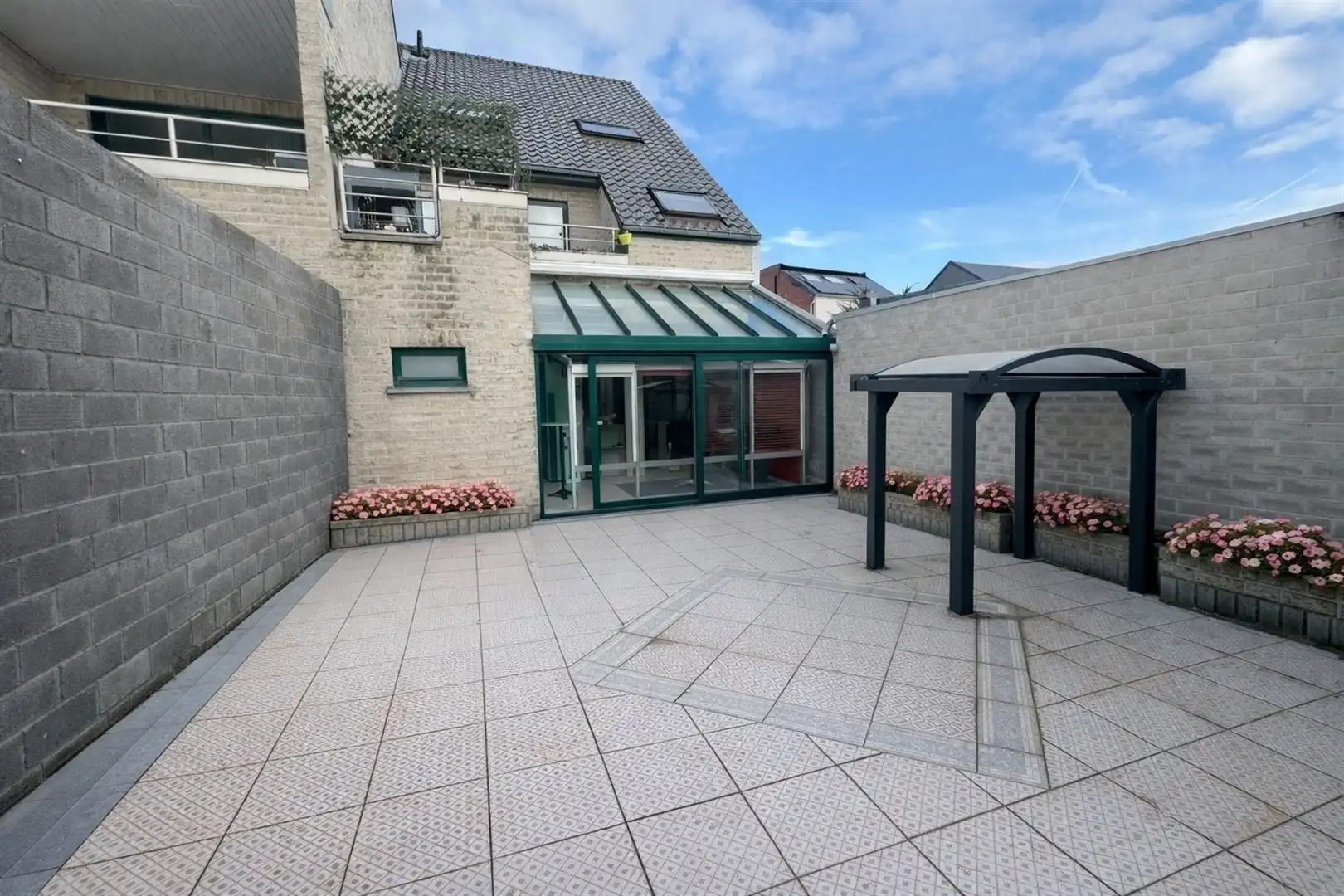 Lichtrijke polyvalente handelsruimte met tuin en terras foto 14