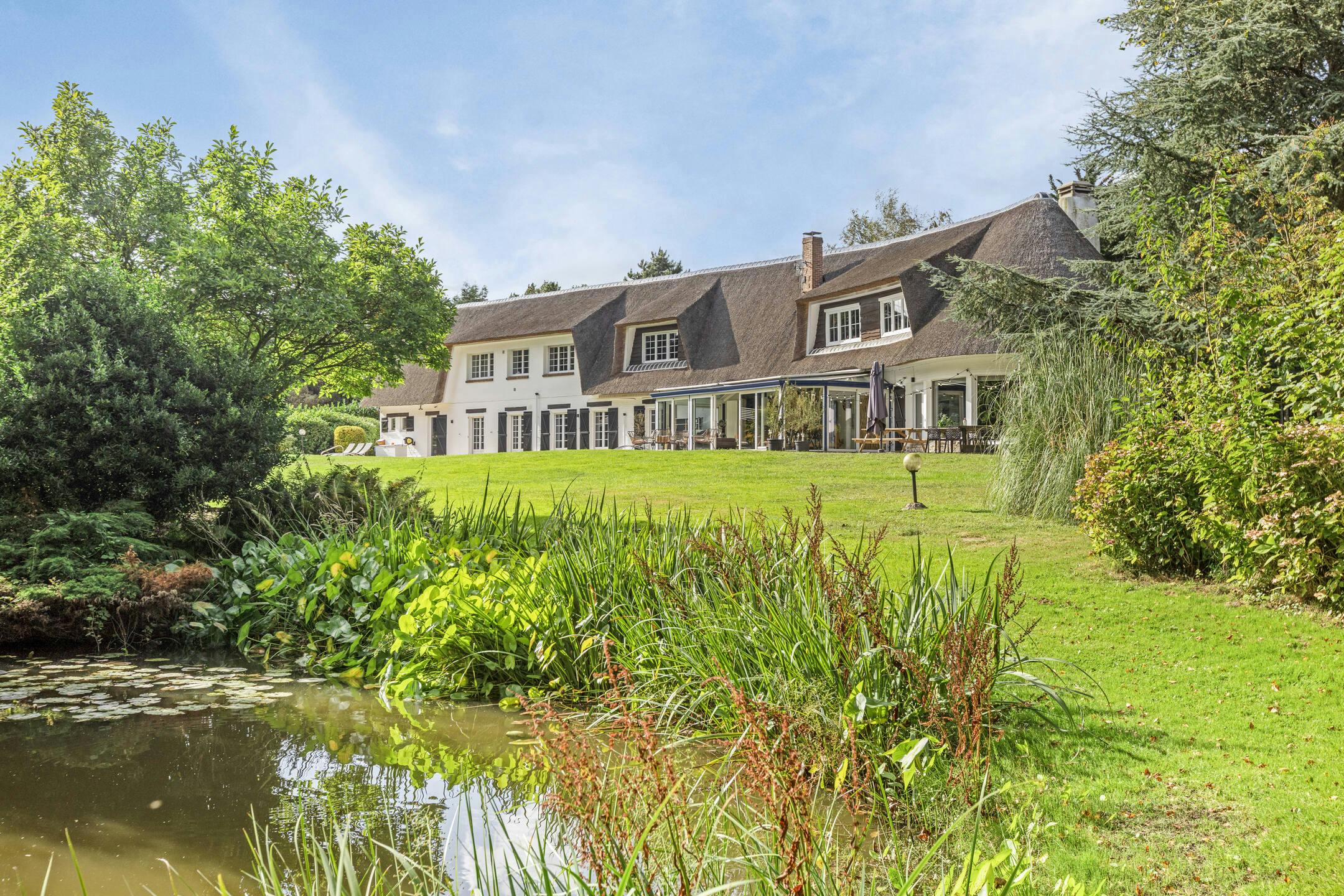 Luxueuze eigendom op ca 1,8ha met zwembad en tennisveld te koop in Gijvelde (Frankrijk). foto 2