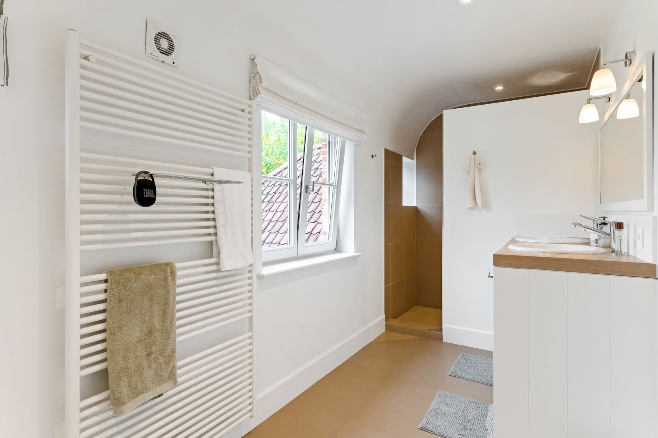 Uitzonderlijk mooie en recente woning op schitterend perceel foto 15