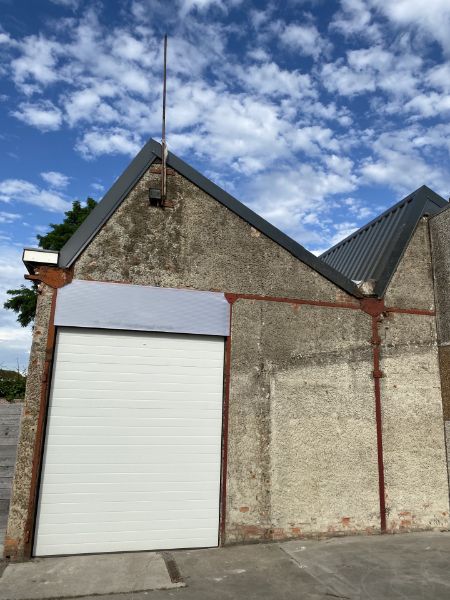 Magazijn van 294m² met 200m² afgesloten buitenruimte, en parking foto 5