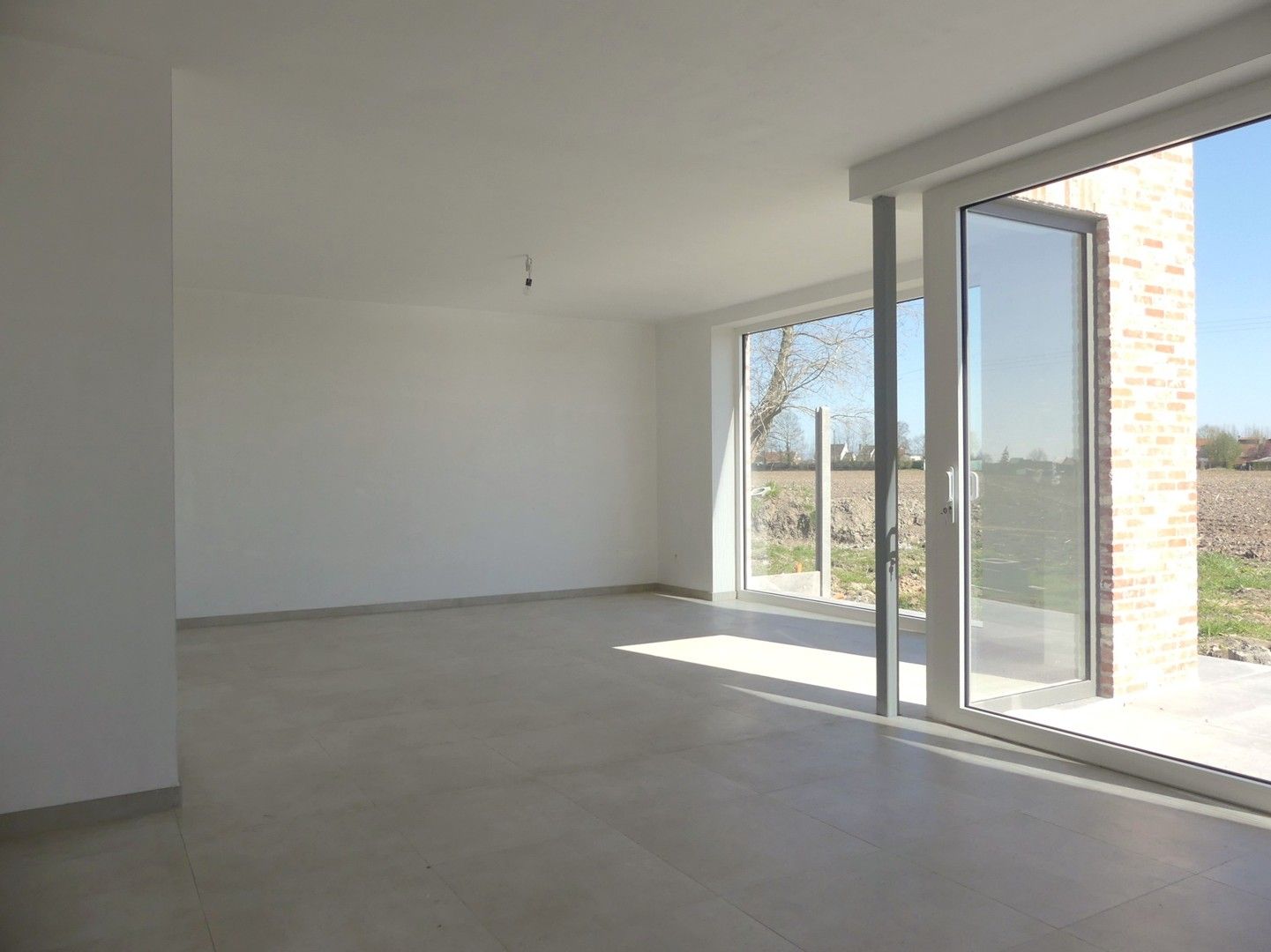 Halfopen nieuwbouwwoning met zuidgericht terras, tuin en garage foto 4