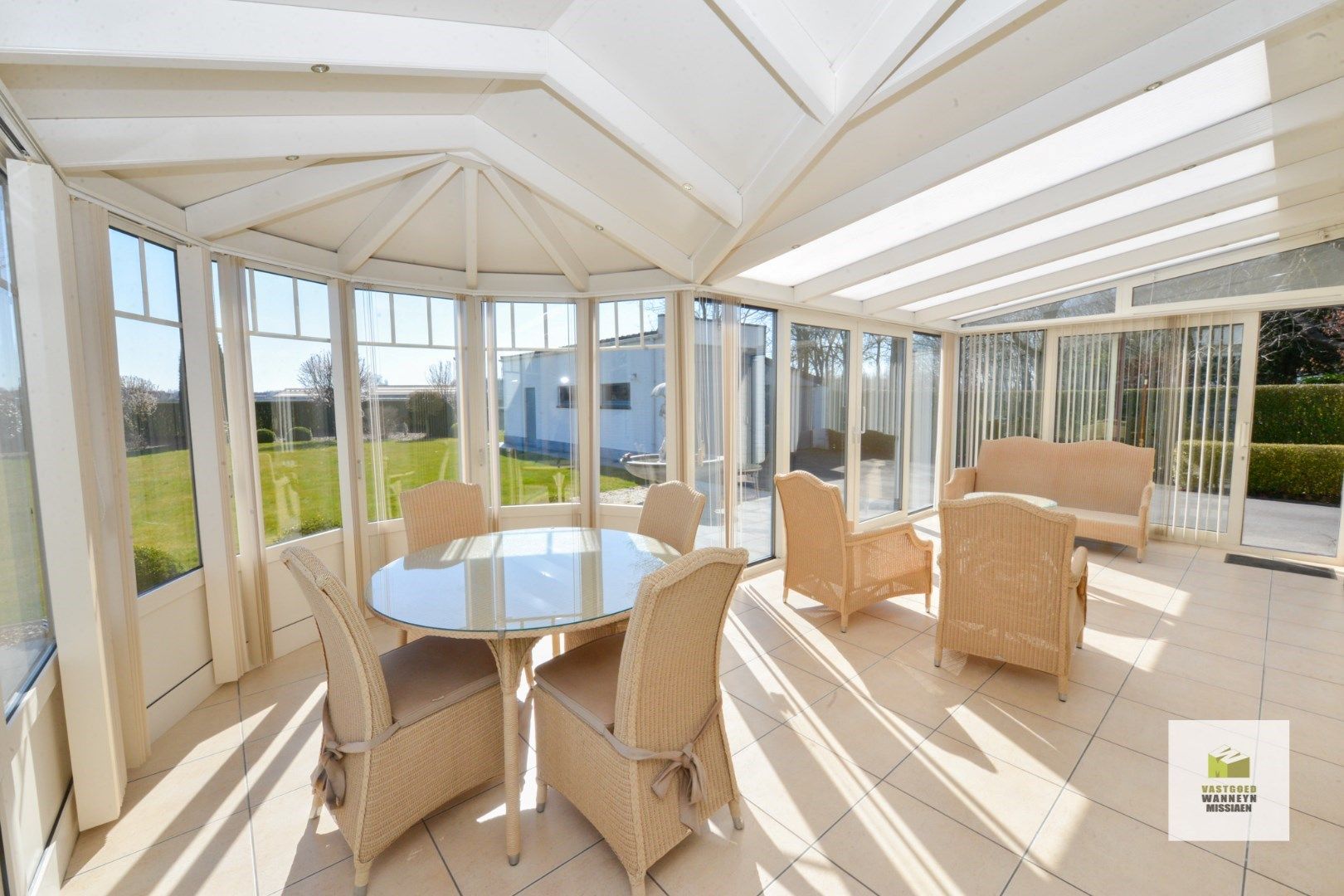 Verzorgde villa met 4slpk, zuidgerichte tuin en garage op 1.360m2 aan de rand van de Lakebossen foto 5