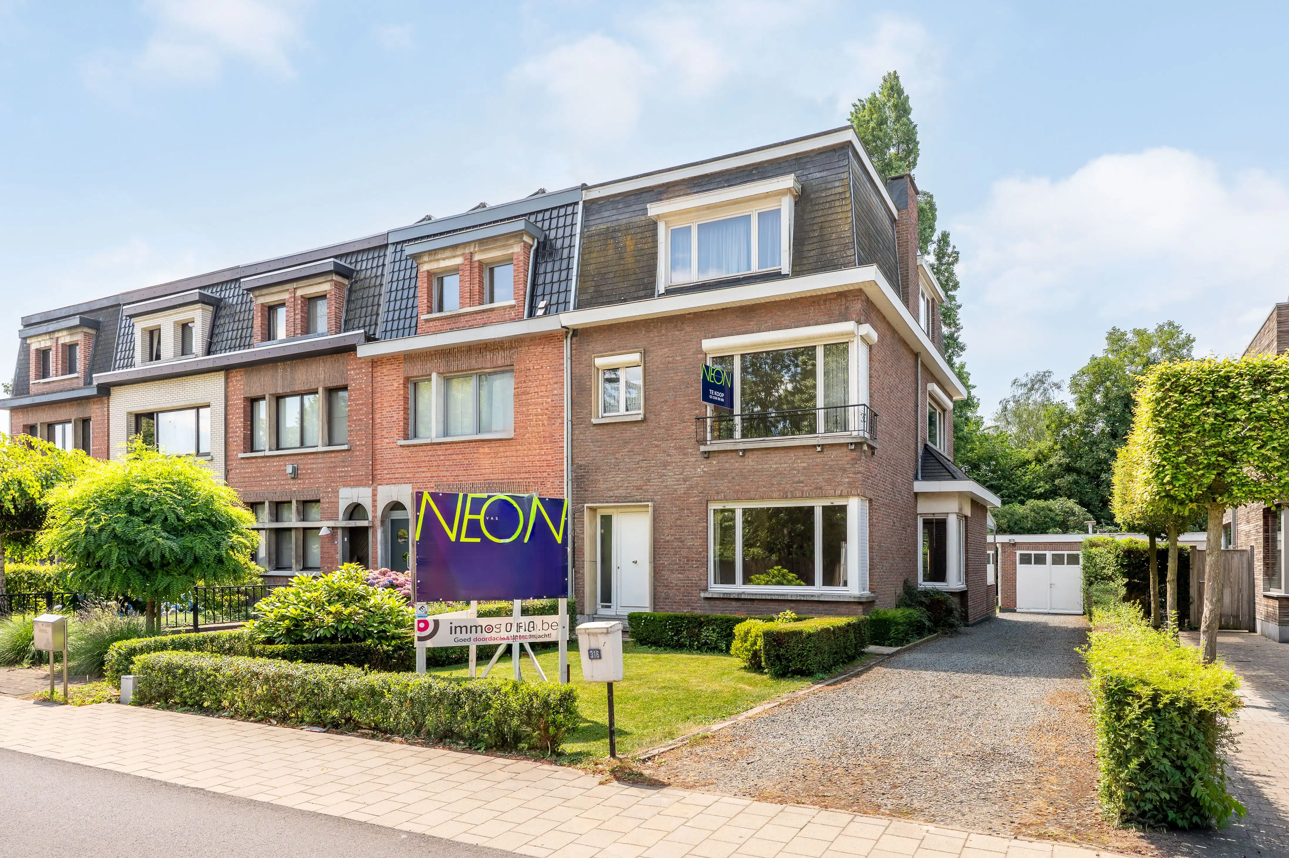 Hoofdfoto van de publicatie: Halfopen bebouwing met veel potentieel, zonnige tuin en garage in Kapellen!