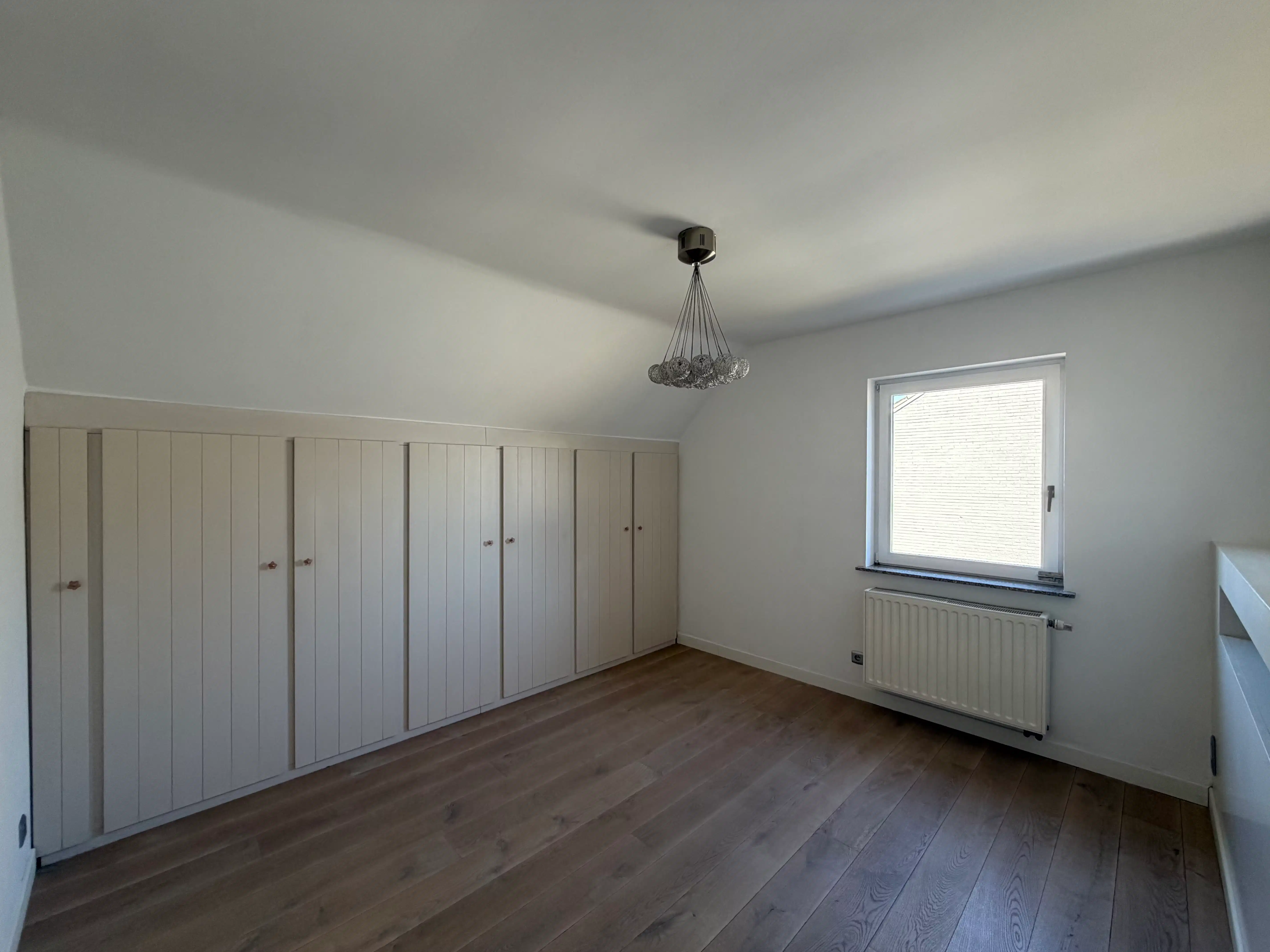 Halfopen woning met 3 slaapkamers, tuin en carport foto 10