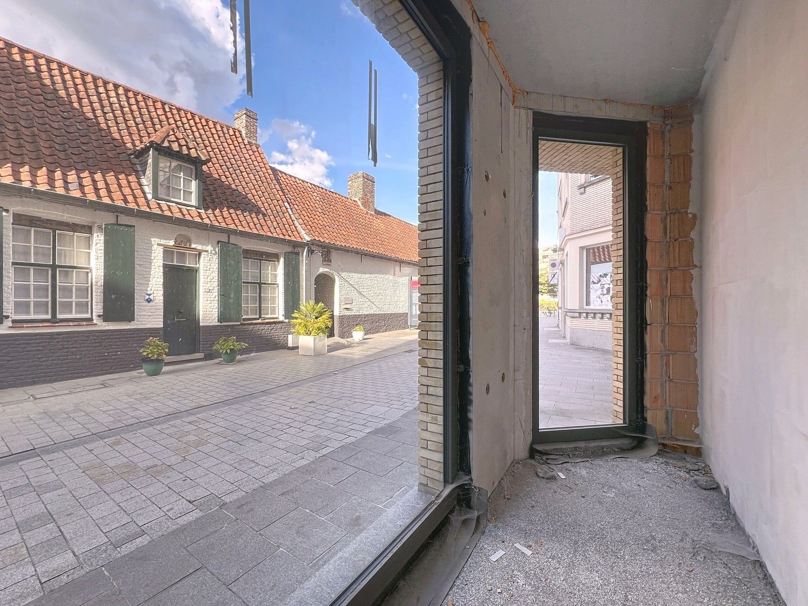 Verder af te werken LICHTRIJK handelsgelijkvloers (± 140m²)  op een HOEK-ligging op 50m van "K in Kortrijk" ! foto 7