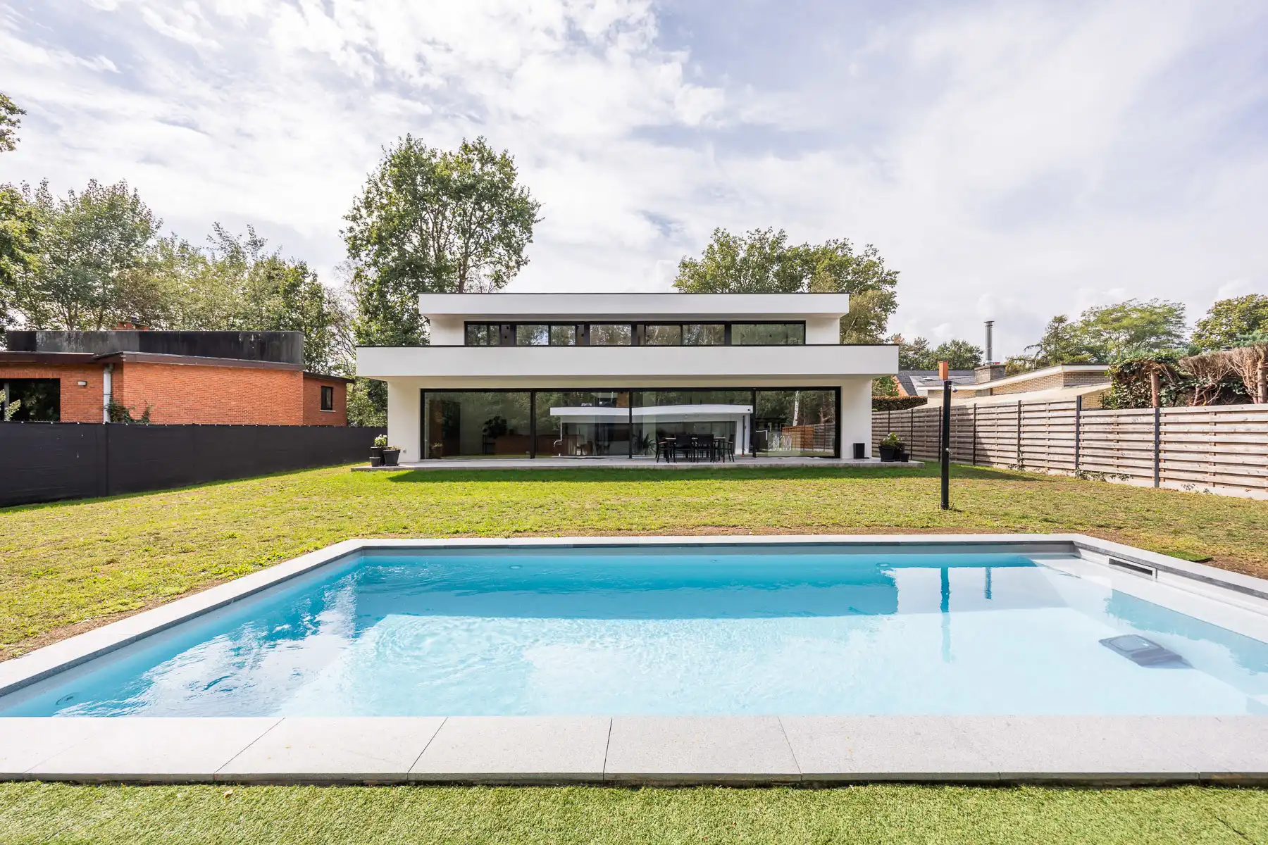 Exclusieve energiezuinige villa met zwembad en poolhouse foto {{pictureIndex}}
