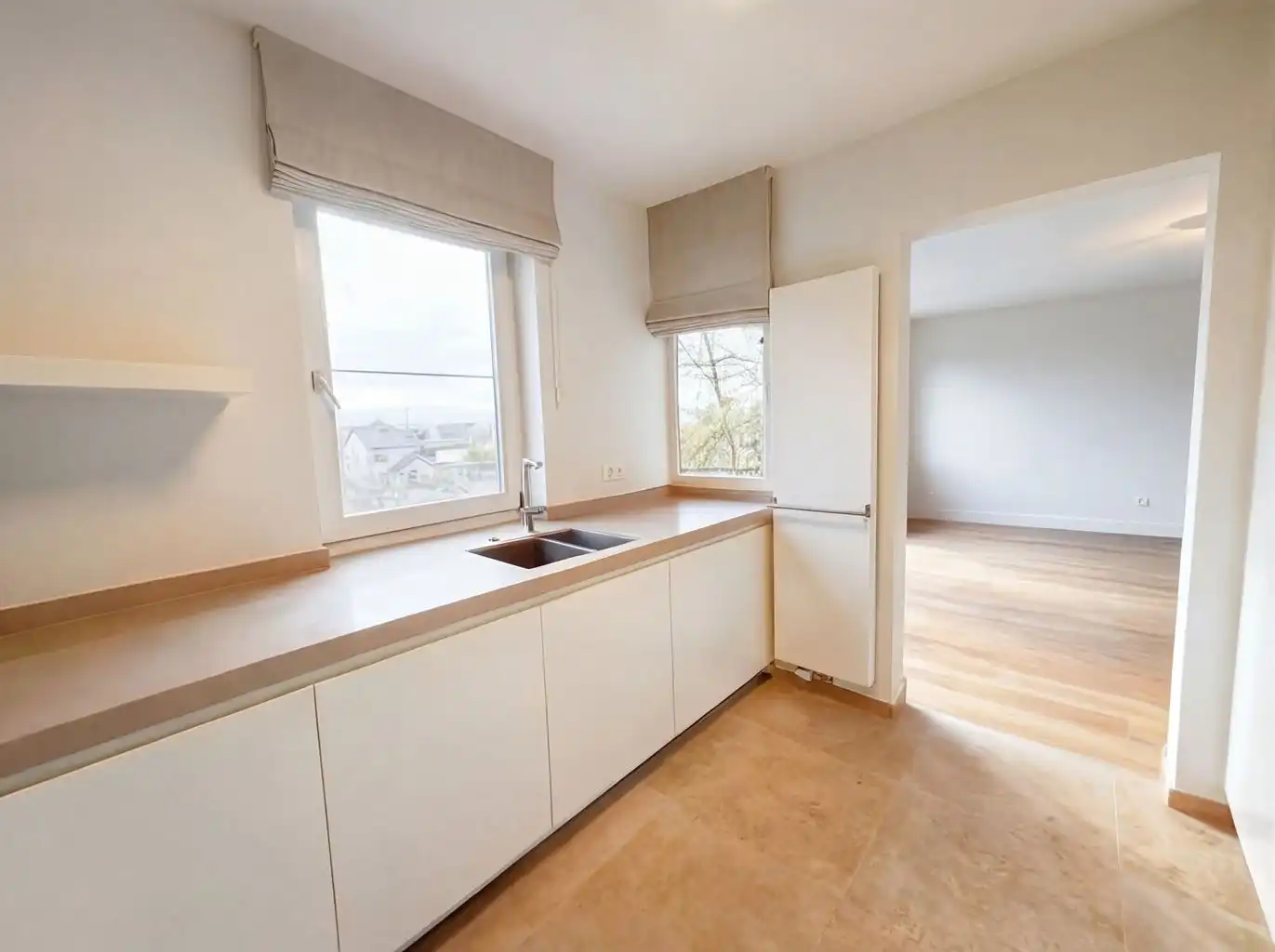 Prachtig 2 (+1)-slaapkamer appartement met terrasje, autostaanplaats en berging op een toplocatie nabij de Markt van Maaseik. foto 6