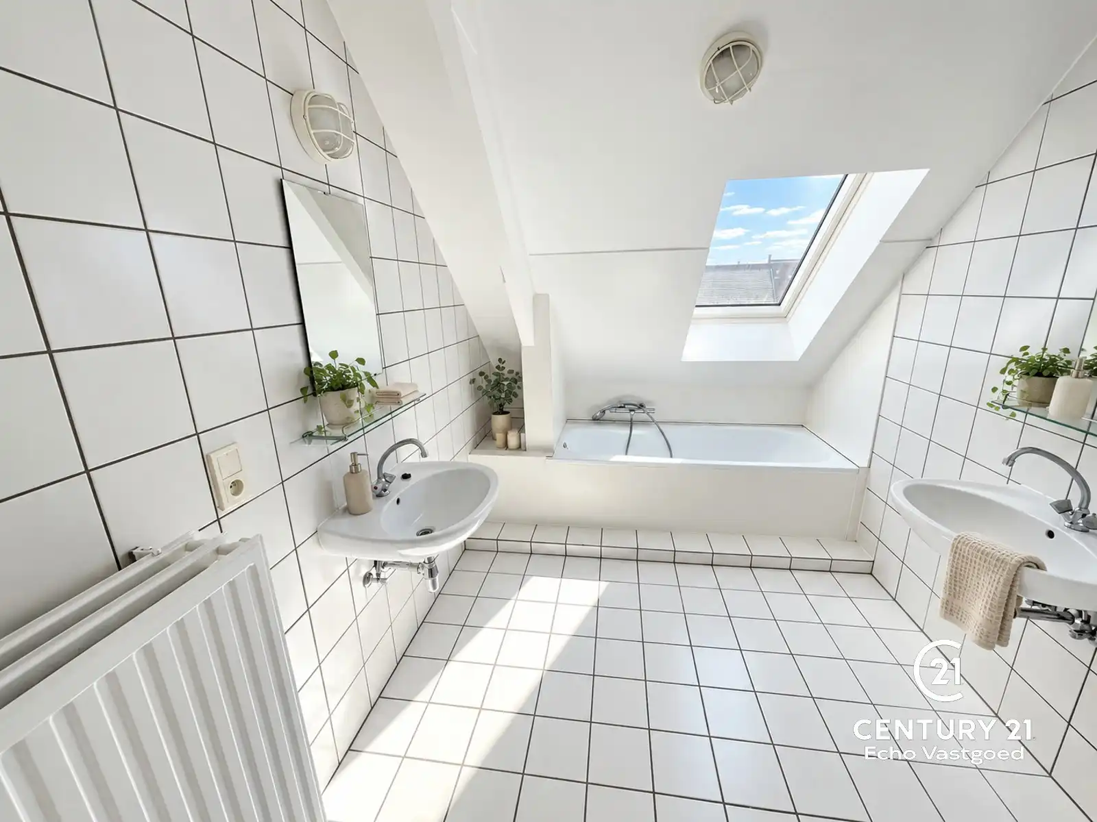 Uniek gelegen, onderhouden 2 slaapk. appartement met balkon foto 13