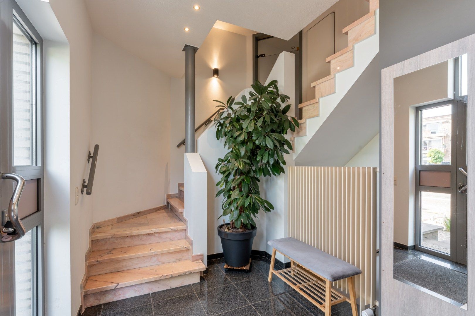 Zeer ruime, goed afgewerkte woning met diverse mogelijkheden nabij het centrum van Maaseik! foto 4