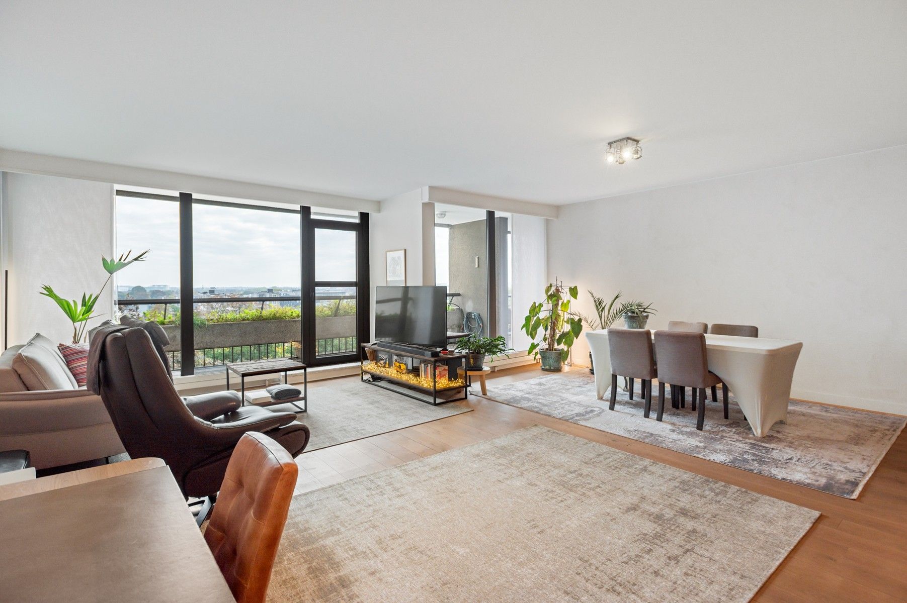 Gezellig, volledig gerenoveerd en instapklaar appartement 121m² + 26m² terras foto 2