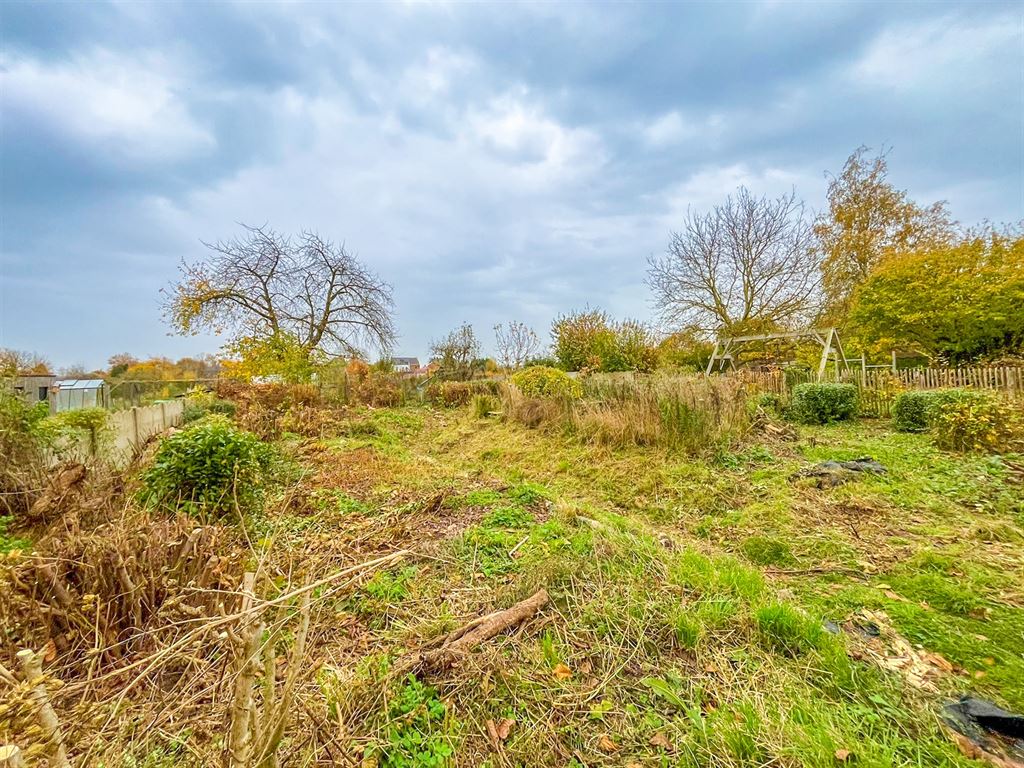 Ruime op te frissen woning met groene tuin! foto 24