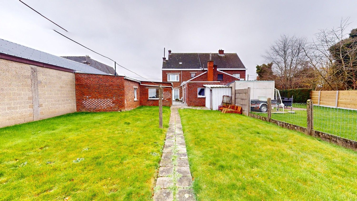 Mooi gelegen te renoveren woning. foto 12