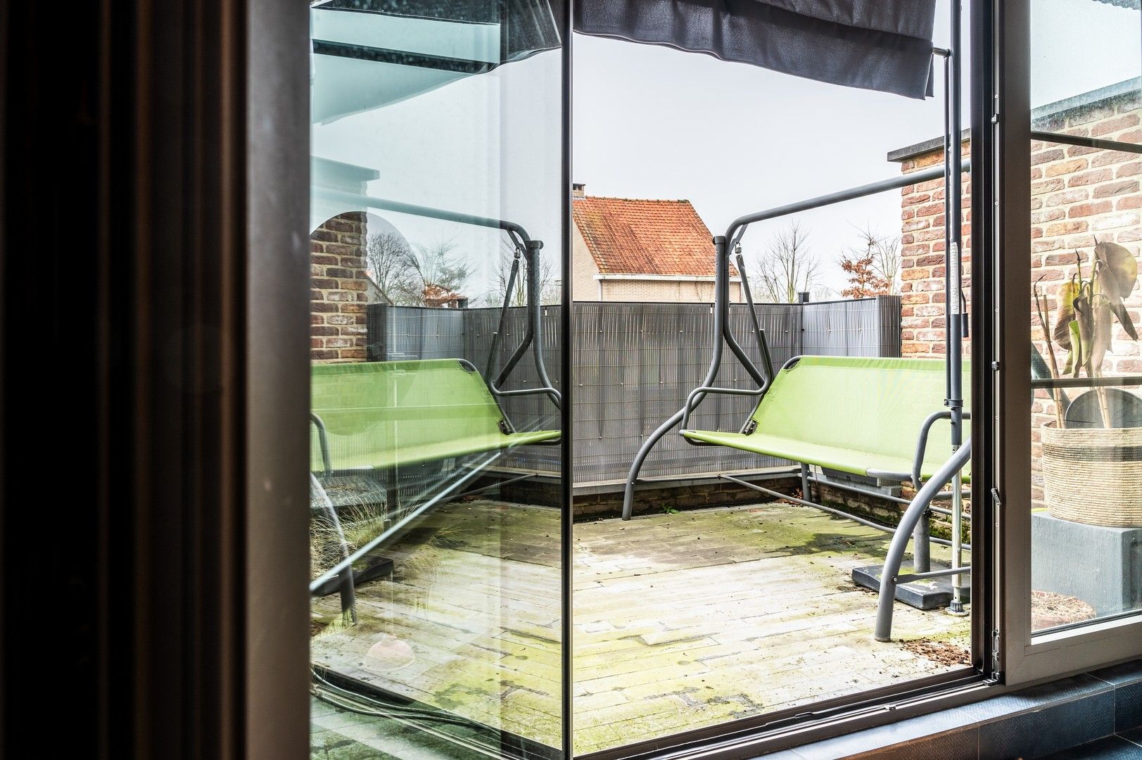 Ruim triplex appartement met berging foto 5