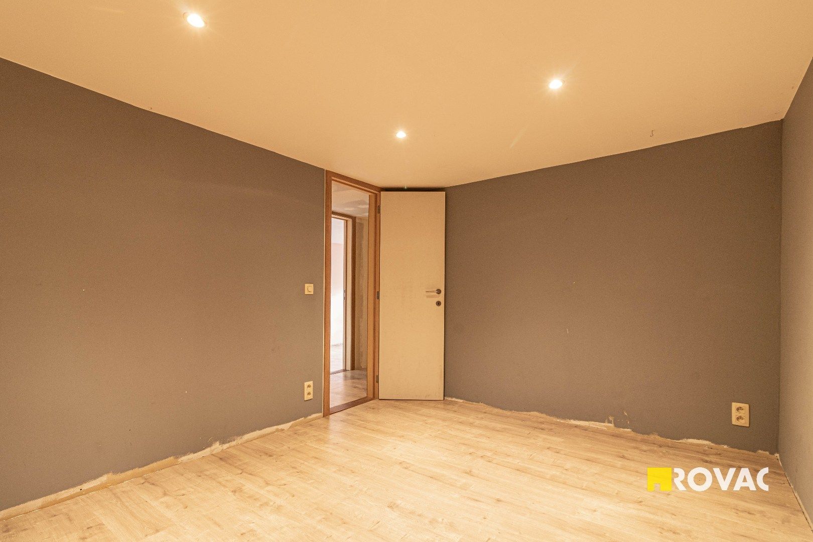 Zeer ruime woning met 5 slaapkamers, tuin en uitweg foto 16