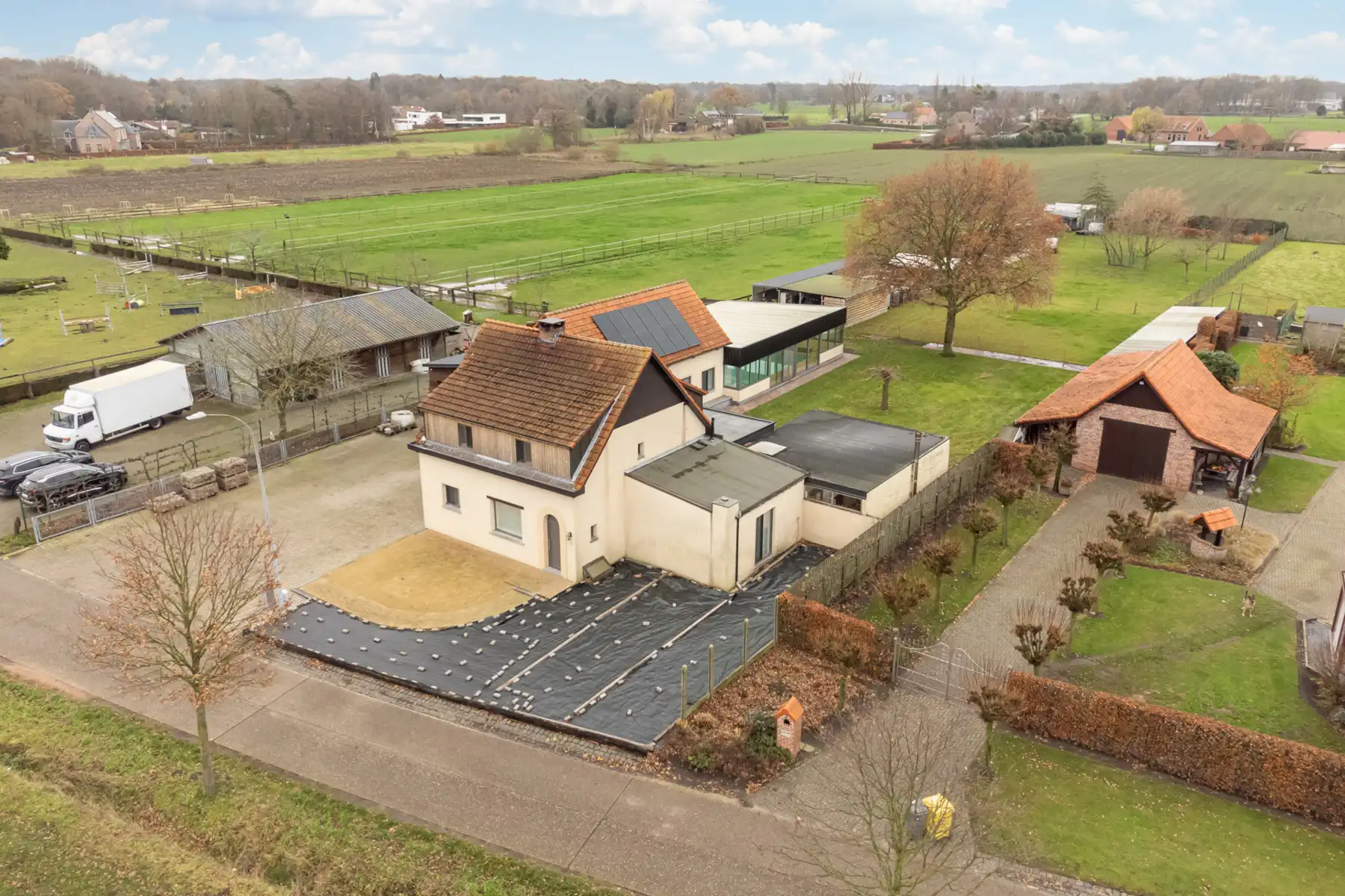 Landelijk gelegen woning met 4 slaapkamers, polyvalente werkruimte en binnenzwembad.  foto 30