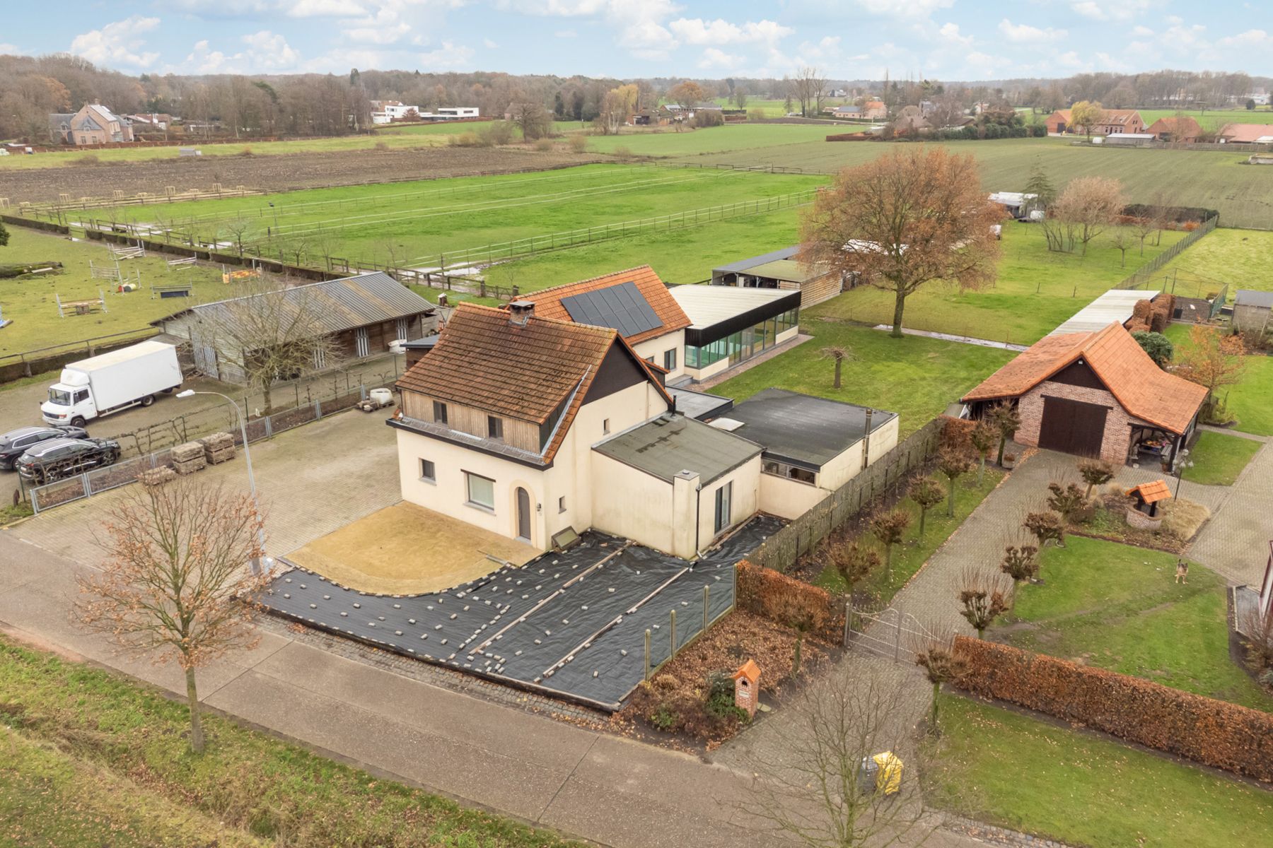 Landelijk gelegen woning met 4 slaapkamers, polyvalente werkruimte en binnenzwembad.  foto 30