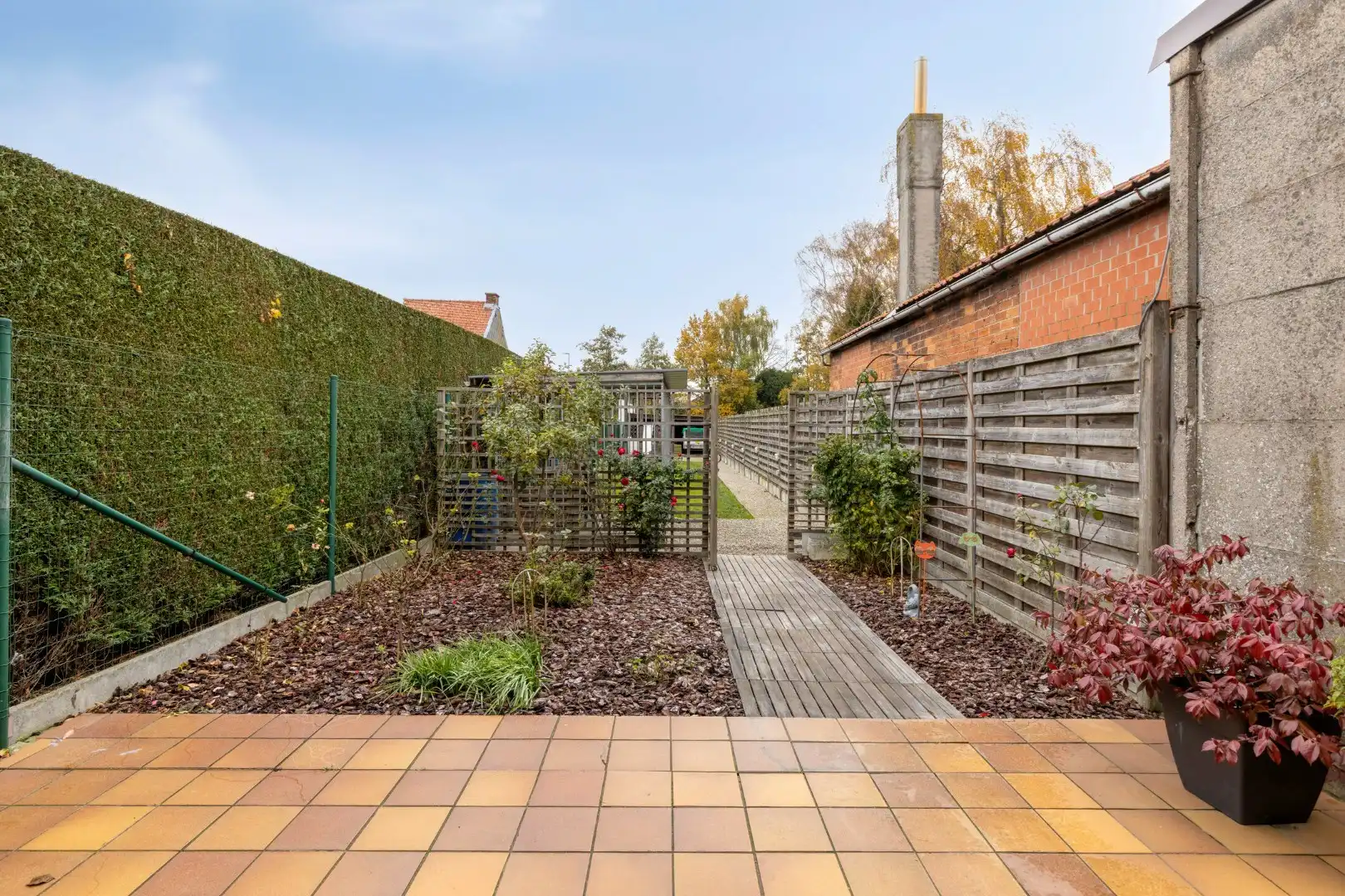 Verzorgde woning met diepe tuin, carport én uitweg! foto 19