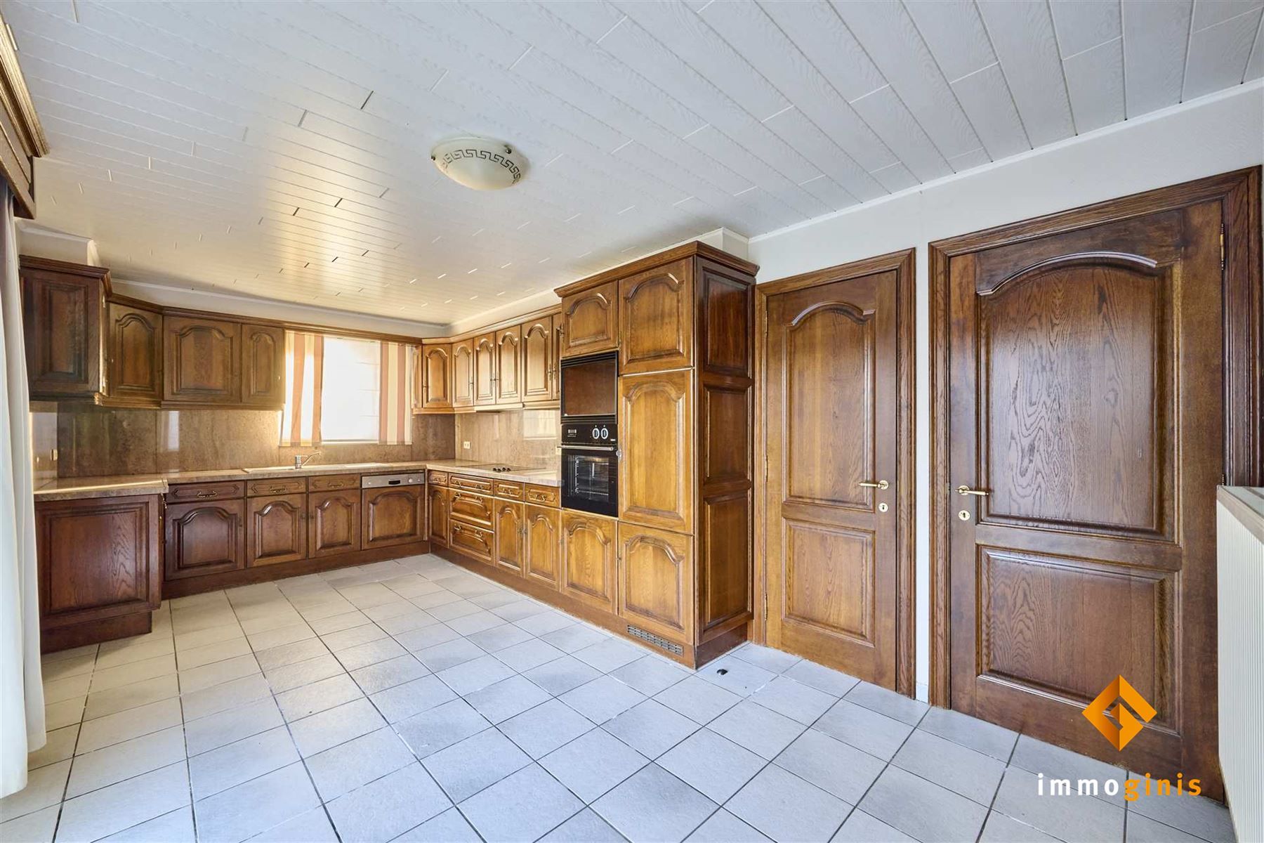 Zéér ruime woning met 5 slaapkamers en 2 badkamers op een ruim perceel van 12a40ca. Uitbreiding op zolder mogelijk! foto 6