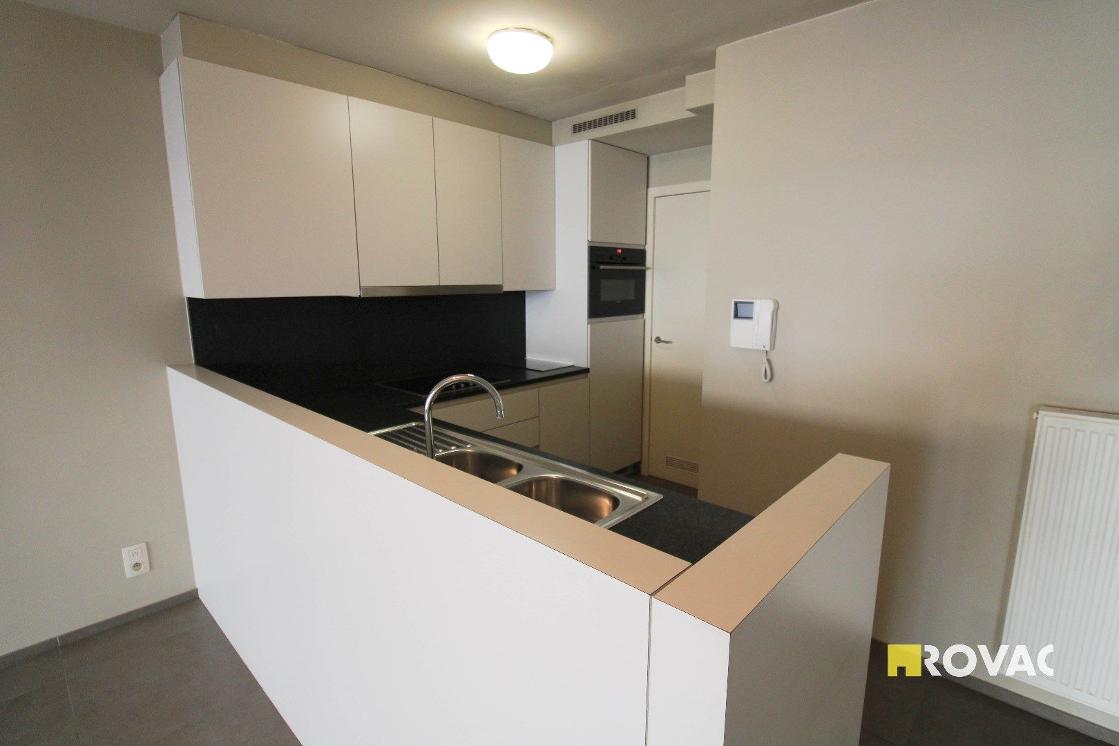 Centraal gelegen appartement op de 1ste verdieping met 2 grote terrassen! foto 3