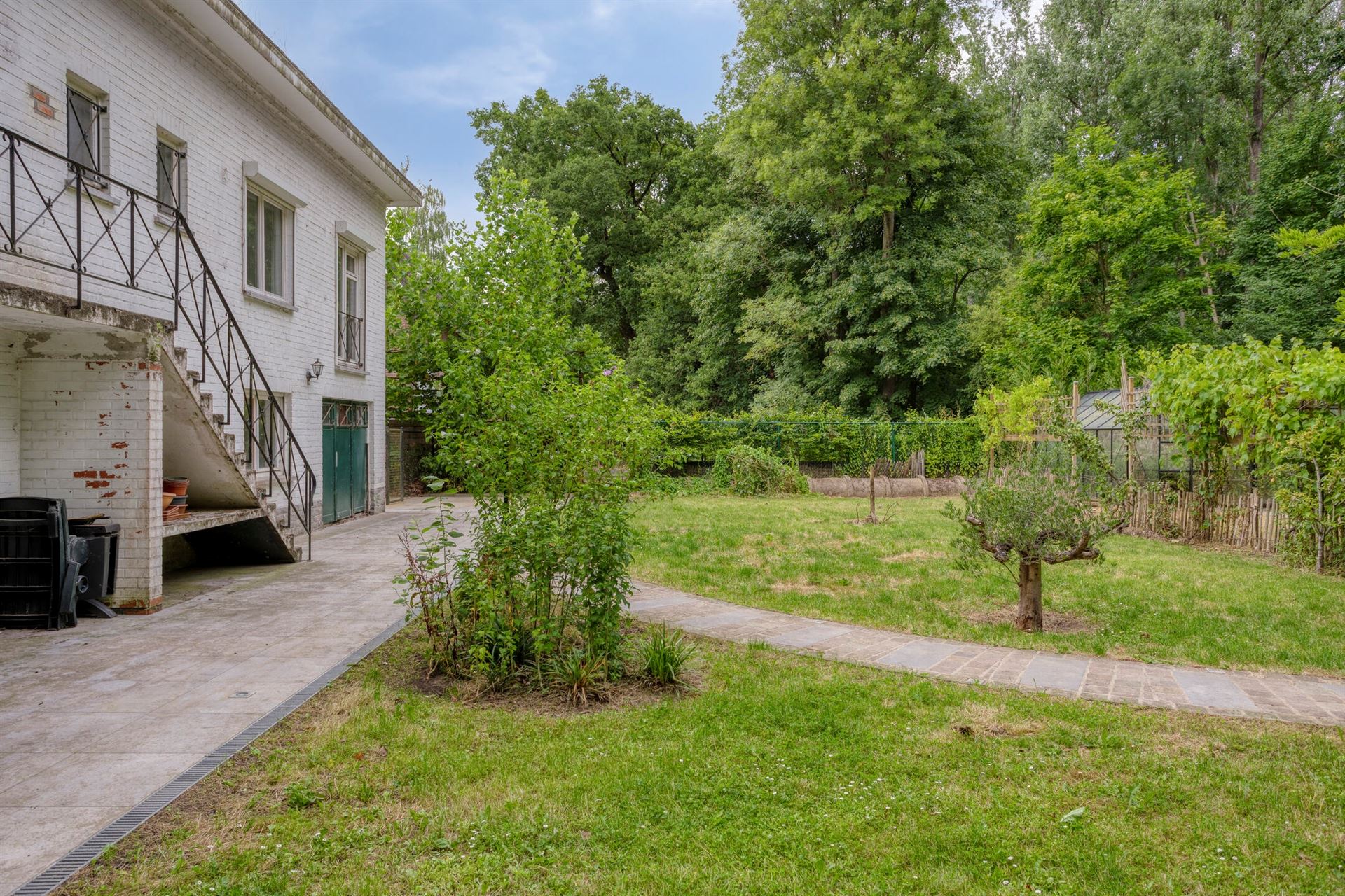 Klassieke villa met enorm potentieel in rustige wijk foto 32