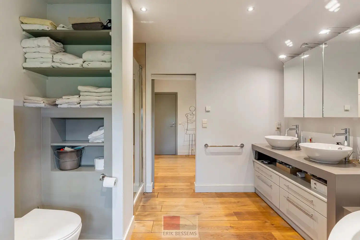 Een zeer karaktervol woonerf van maar liefst 3996 m² met bijzondere uitstraling, bestaande uit een prachtige hoofdwoning (voormalige schuur en stallen) en een charmant vakwerkhuis. foto 27