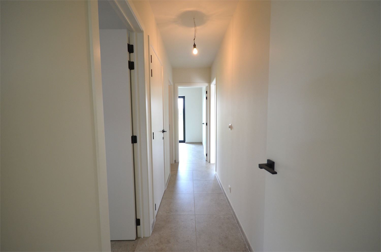 IDEALIS VASTGOED – ZEER RUIM NIEUWBOUWAPPARTEMENT, MET PRACHTIG GROEN VERGEZICHT, VOORZIEN VAN RIANTE WOONRUIMTES, 2 RUIME SLAAPKAMERS, VOLLEDIG INGERICHTE KEUKEN  VOORZIEN VAN ALLE APPARATUUR MET AANSLUITENDE BERGING, LUXE BADKAMER, ZEER RUIME KELDERBERGING EN EEN ONDERGRONDSE AUTOSTANDPLAATS. foto 10