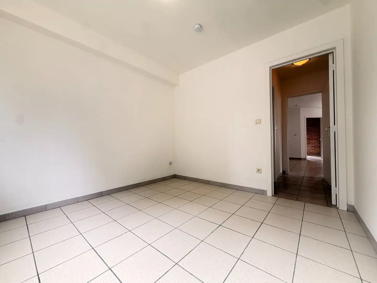 Netjes gerenoveerd 1-slaapkamer appartement met ruime kelder en inpandige garage foto 16