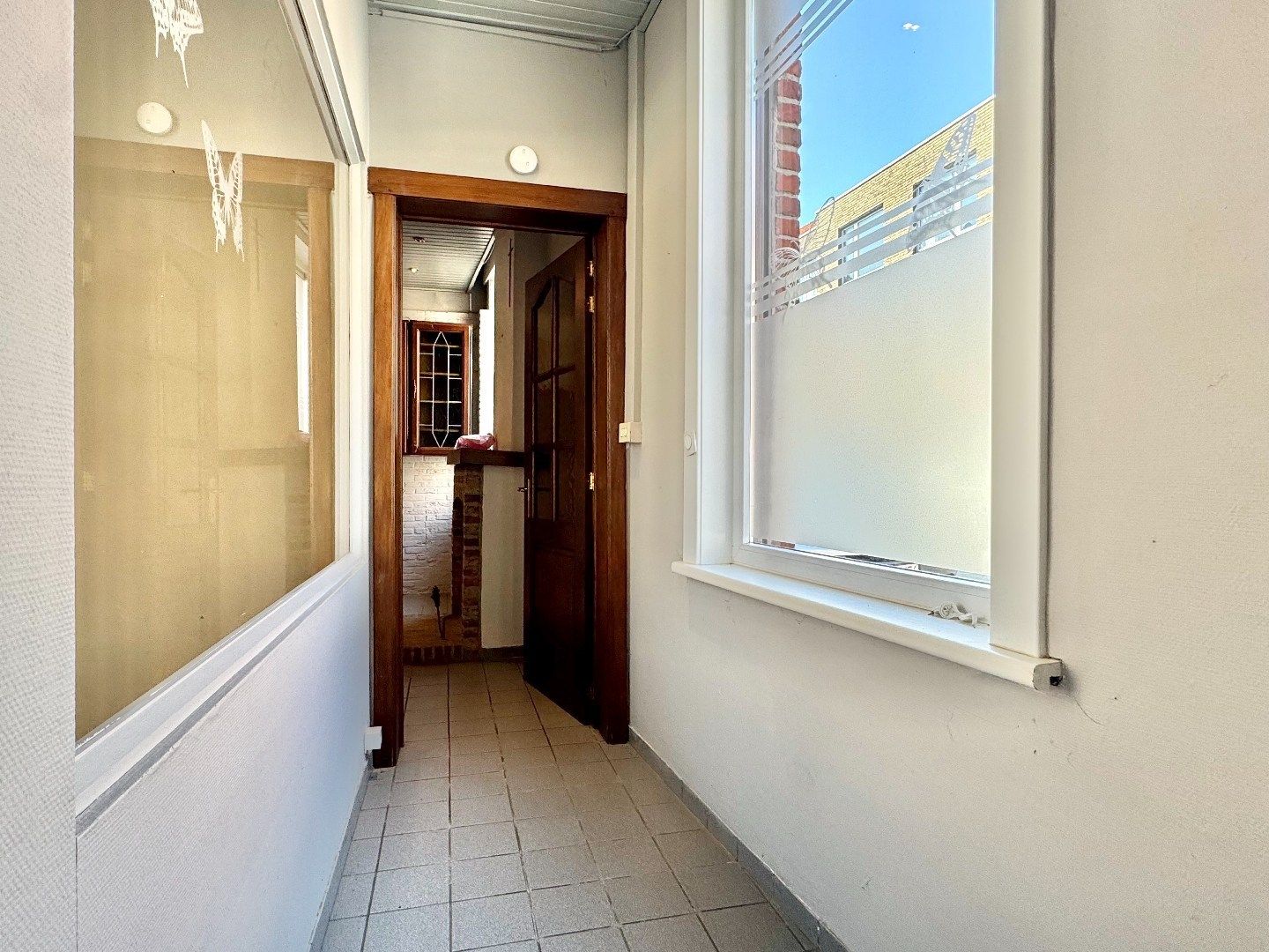 Lichtrijke hoekwoning met instapklaar karakter in het centrum van Izegem. foto 14