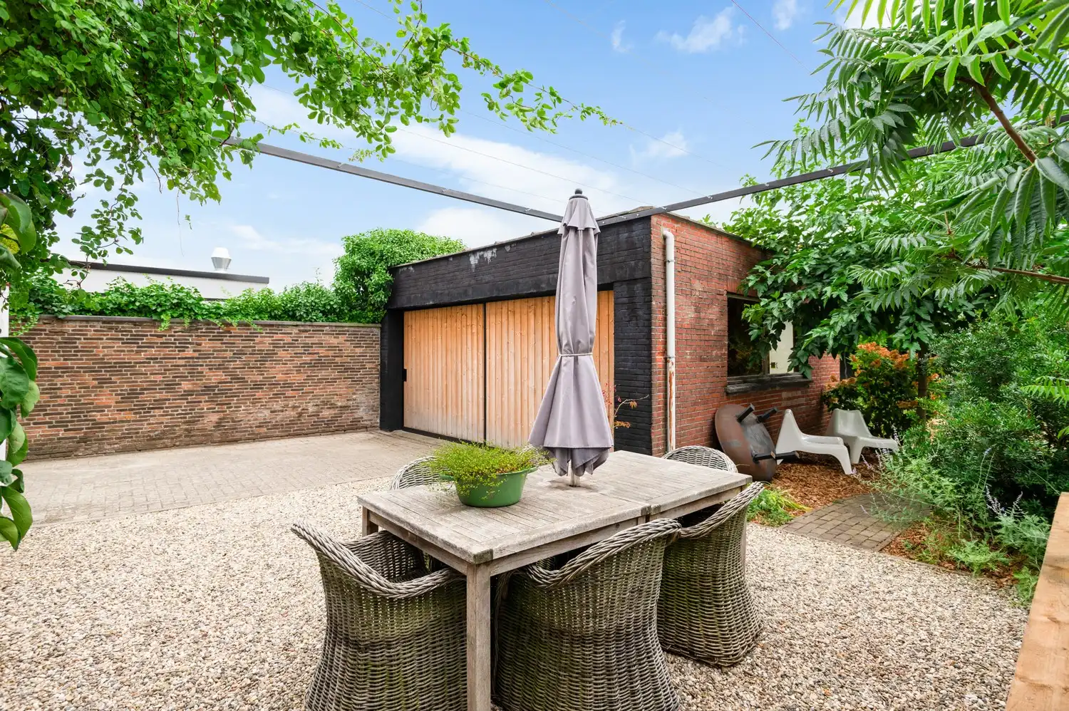Prachtig gerenoveerd gelijkvloers appartement met zonnige tuin, grote oprit  en ruime garagebox foto 15