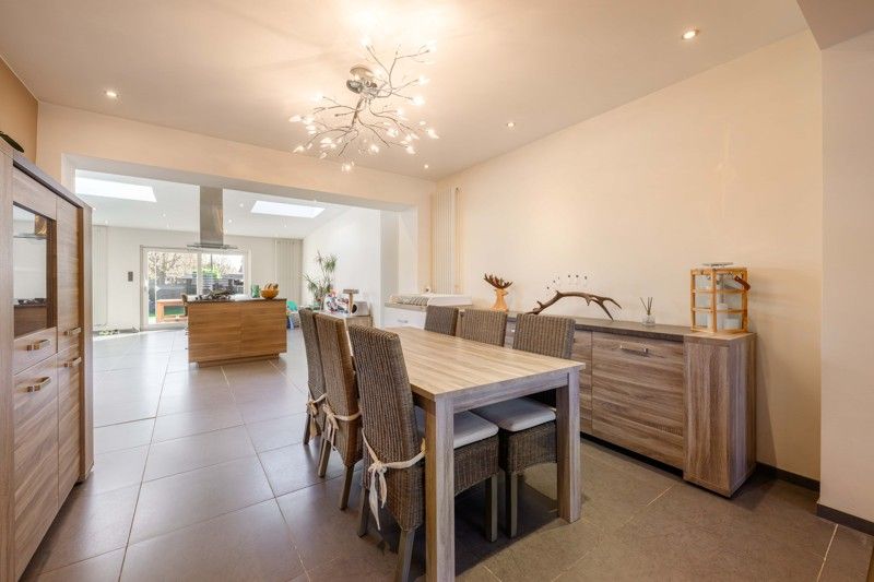 PERFECTE STARTERSWONING! Tot in de puntjes gerenoveerde woning nabij hartje Beveren-Leie! foto 5