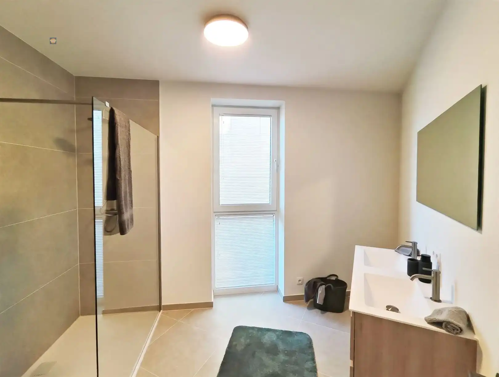 Ruim appartement op de tweede verdieping met twee slaapkamers en terras foto 5