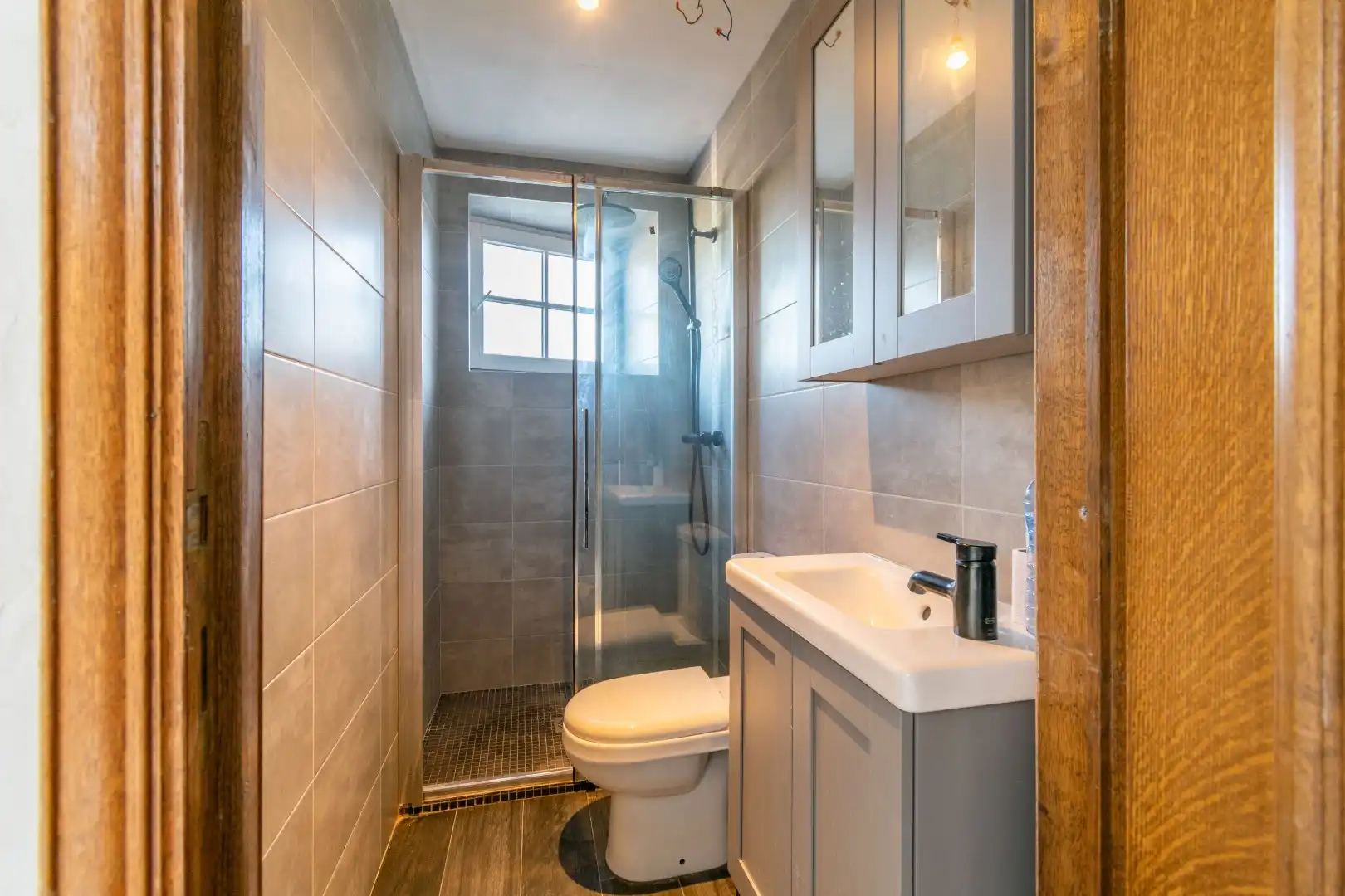 Een goed gelegen, verder af te werken rijwoning! foto 6