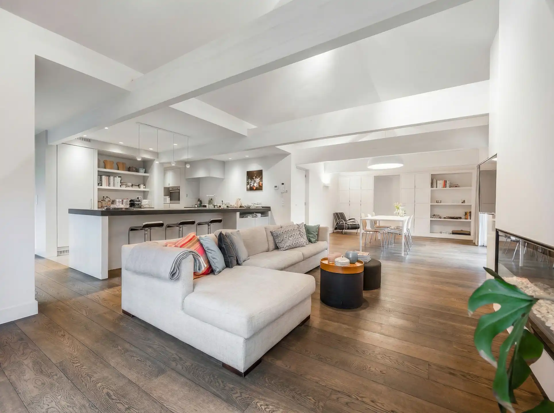 Karakterwoning met brutalistische gevel  in Hof ter Linden foto 3