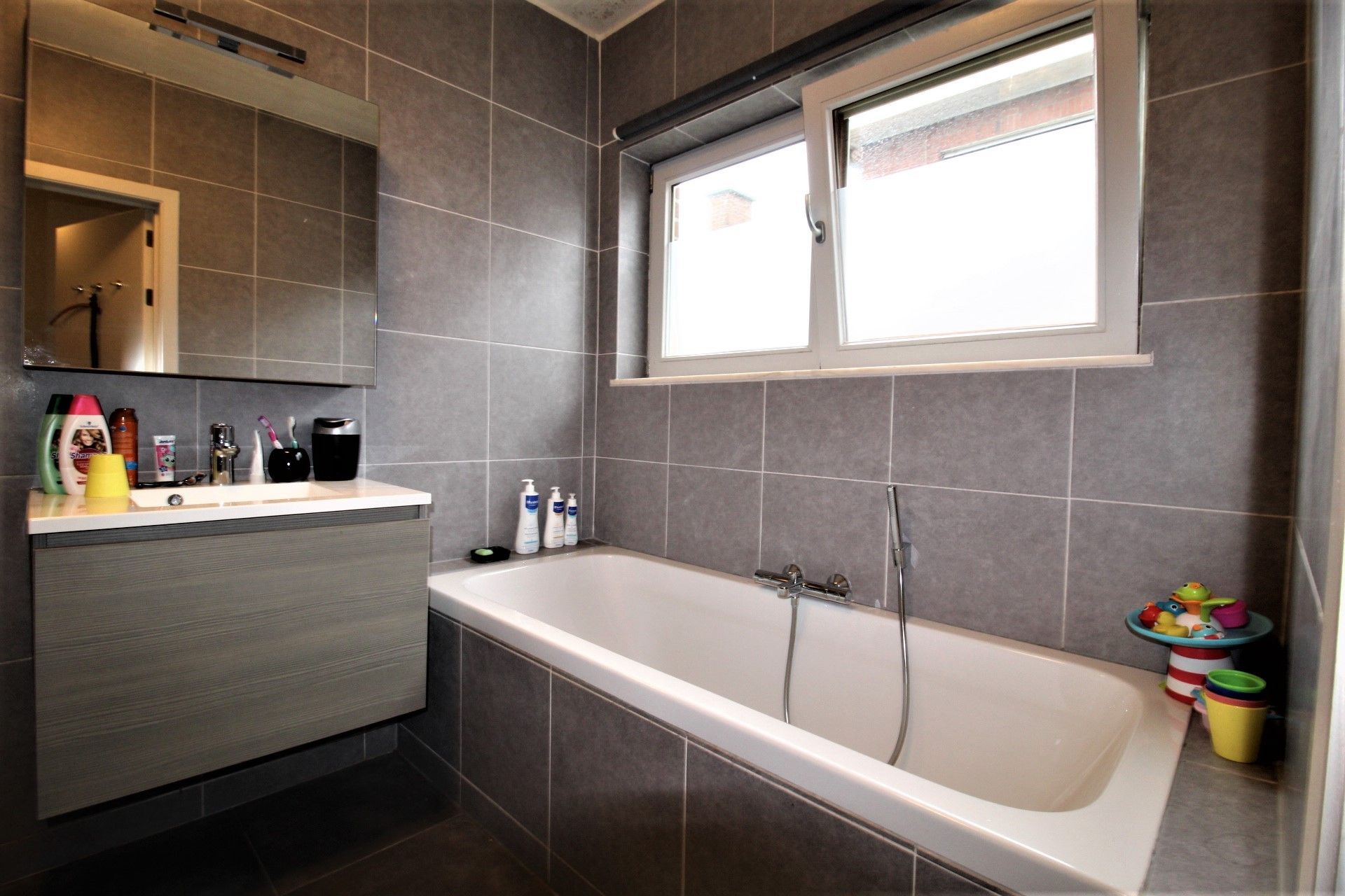 Ruime woning (205 m²) te huur in Oostrozebeke – centraal gelegen tussen Waregem en Tielt foto 12