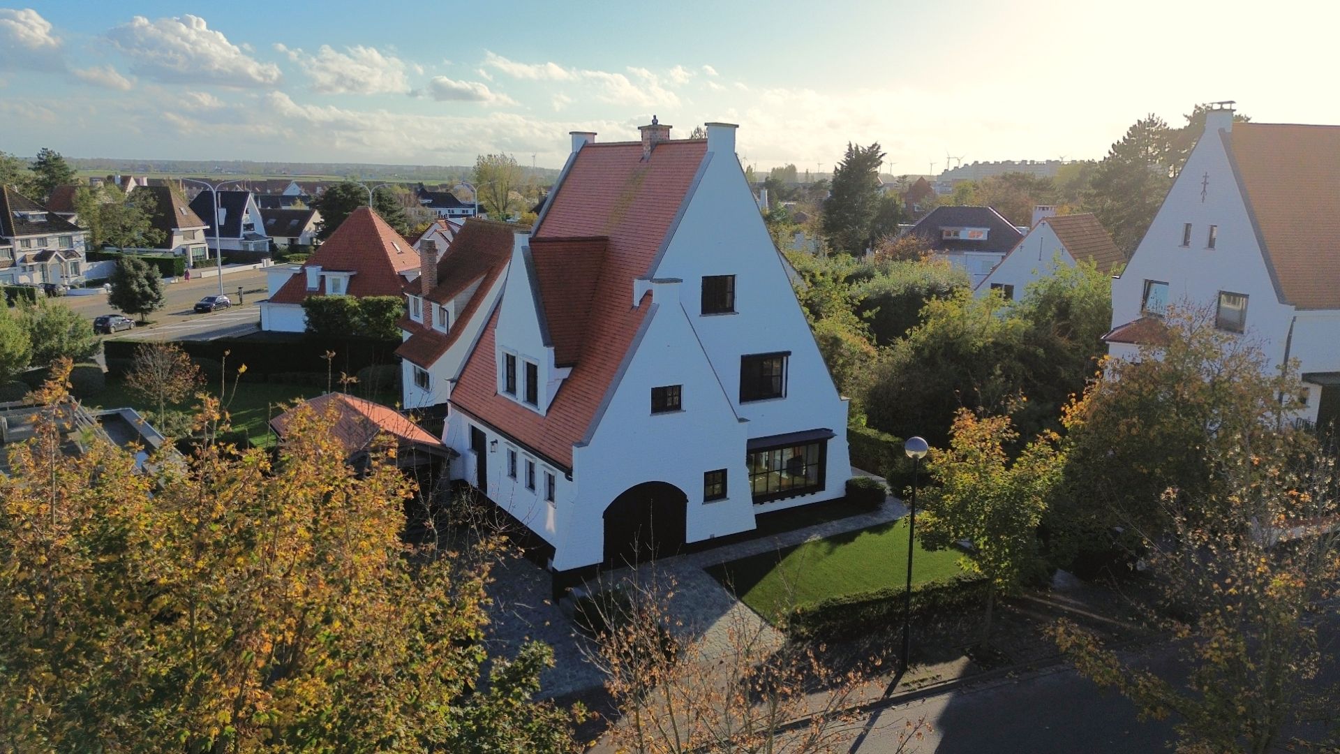 Charmante woning met 5 volwaardige slaapkamers, zonne terras en tuin met garagebox op enkele minuten van de zeedijk. foto 4