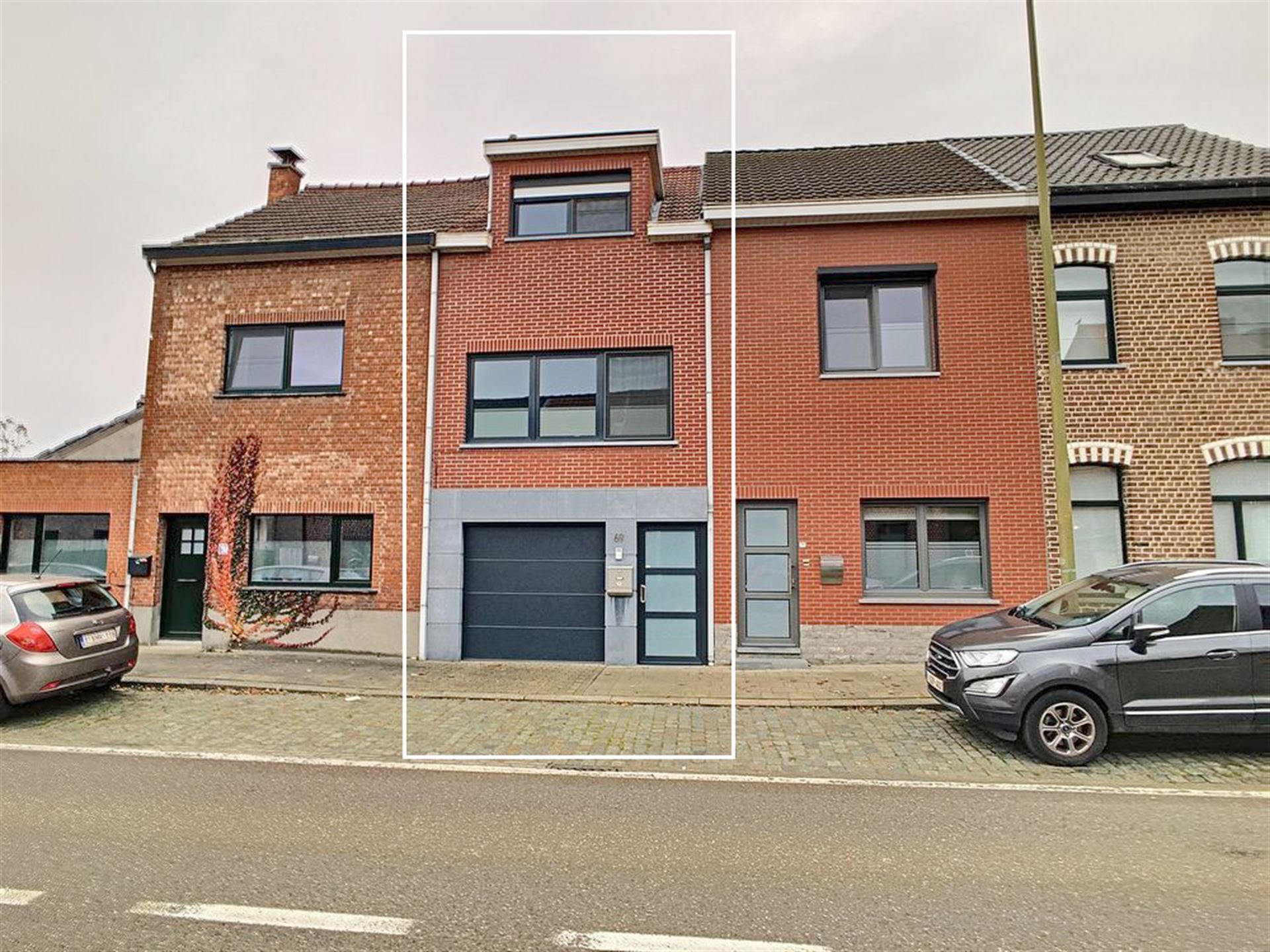 Bel-étage met 2 ruime slaapkamers en garage foto {{pictureIndex}}