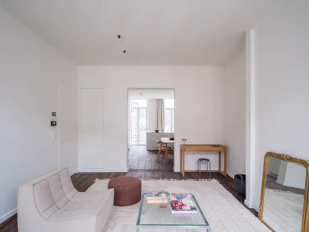Gerenoveerd tweeslaapkamerappartement met zonnig terras in een voormalige herenwoning, nabij het historisch centrum van Gent. foto {{pictureIndex}}