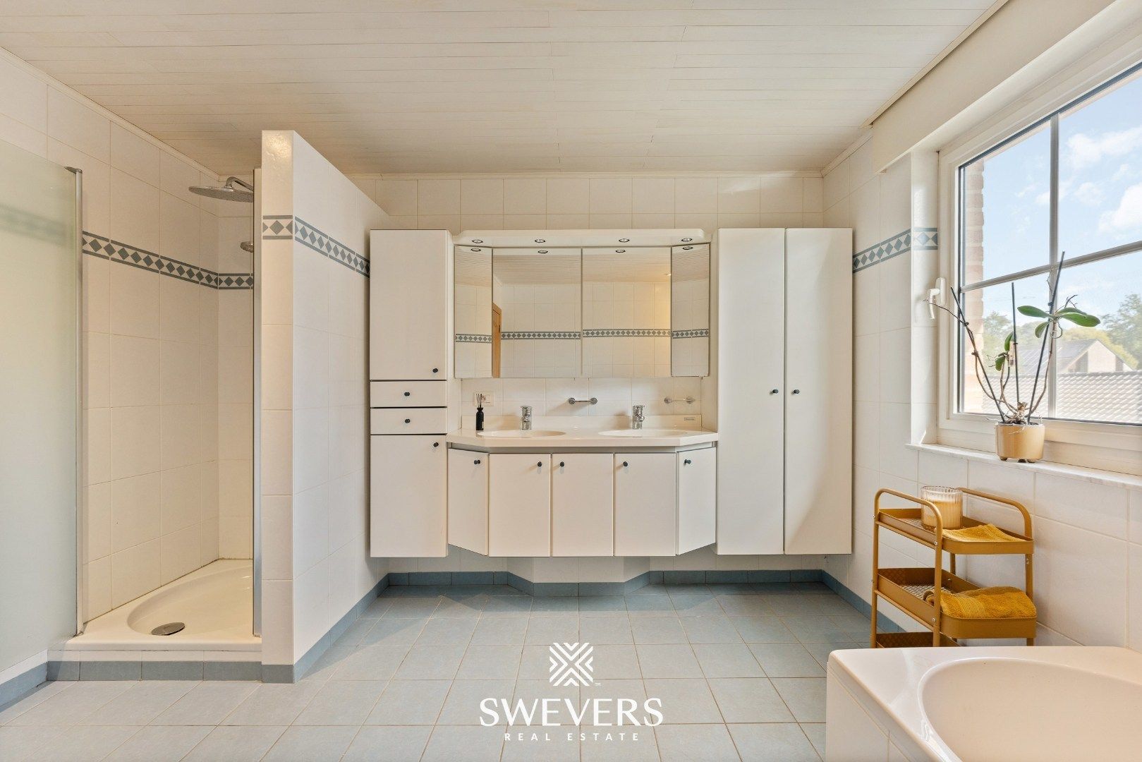 Ruime open bebouwing met nieuwe keuken en veranda foto 19