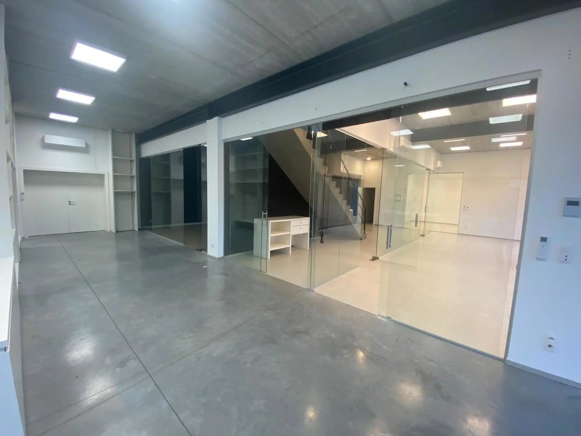 Zo goed als nieuw bedrijfsgebouw te huur in Sint-Niklaas foto 6