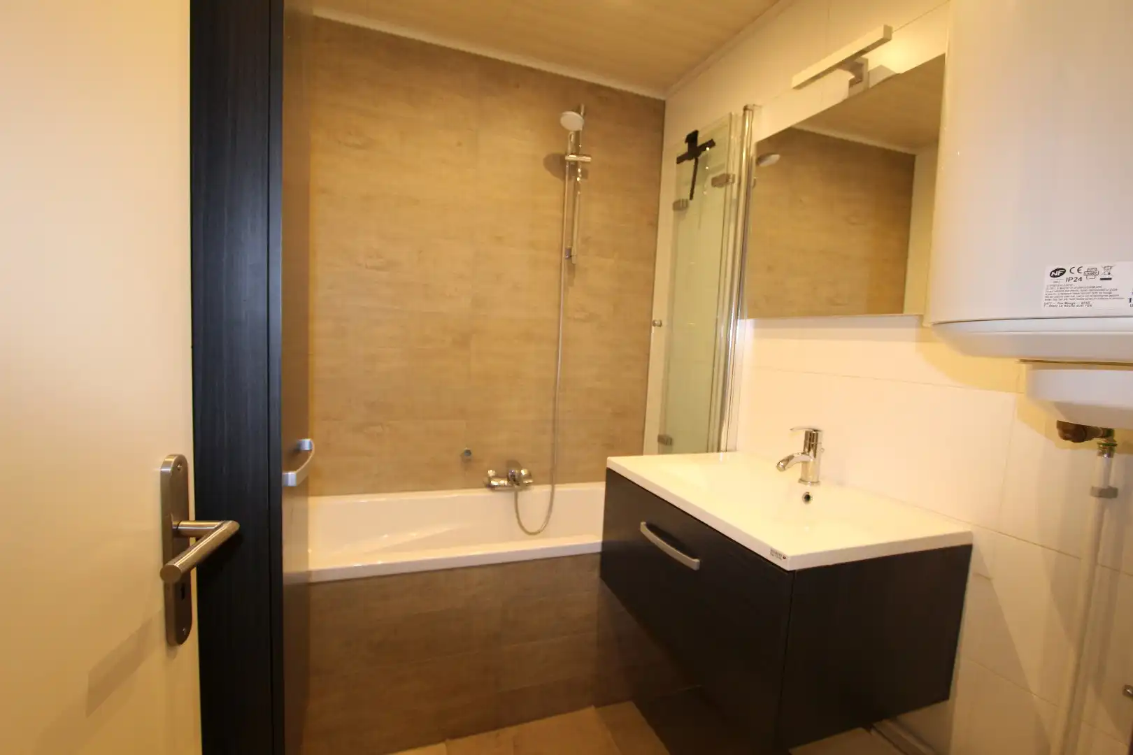 VERNIEUWD APPARTEMENT MET GARAGE AAN HET STADSCENTRUM foto 9