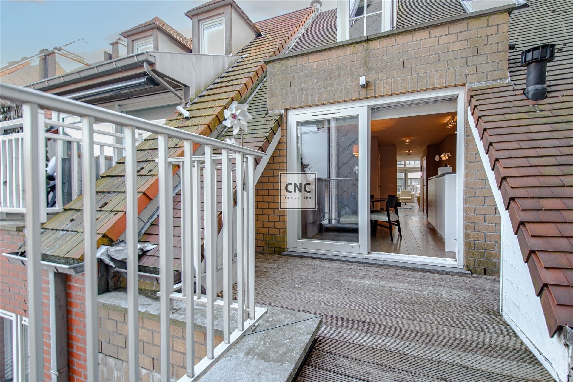Prachtig afgewerkt en lichtrijk duplex-appartement in het hart van Knokke, gelegen aan de zonnekant van de Zoutelaan, vlakbij de Lippenslaan. foto 18
