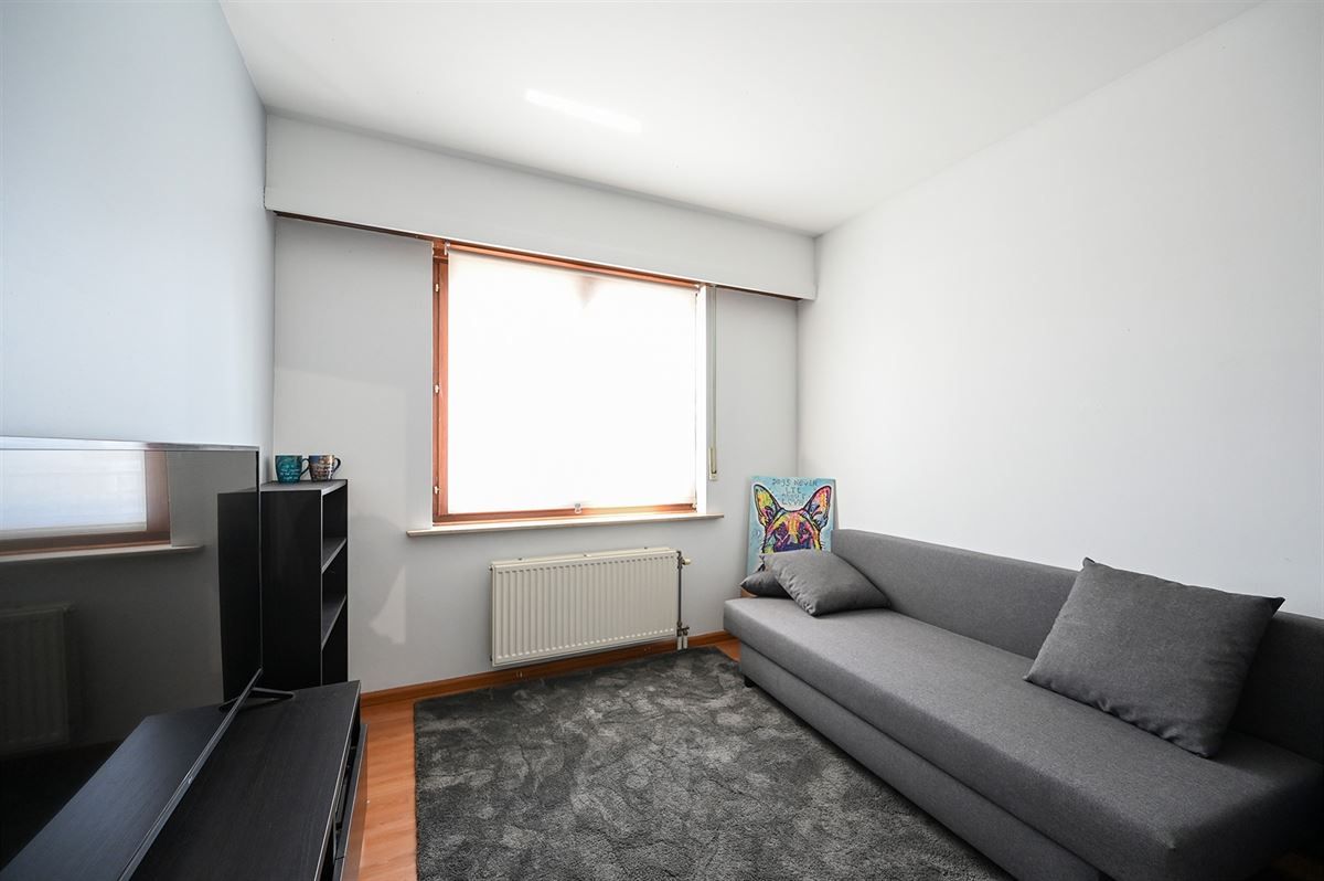 Ruim appartement met garage en kelderberging pal in centrum Hoevenen. foto 19