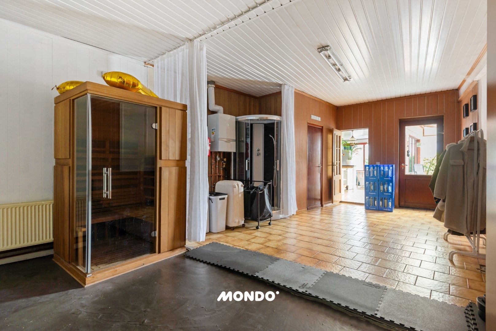 Karaktervolle woning met hangaar! foto 16